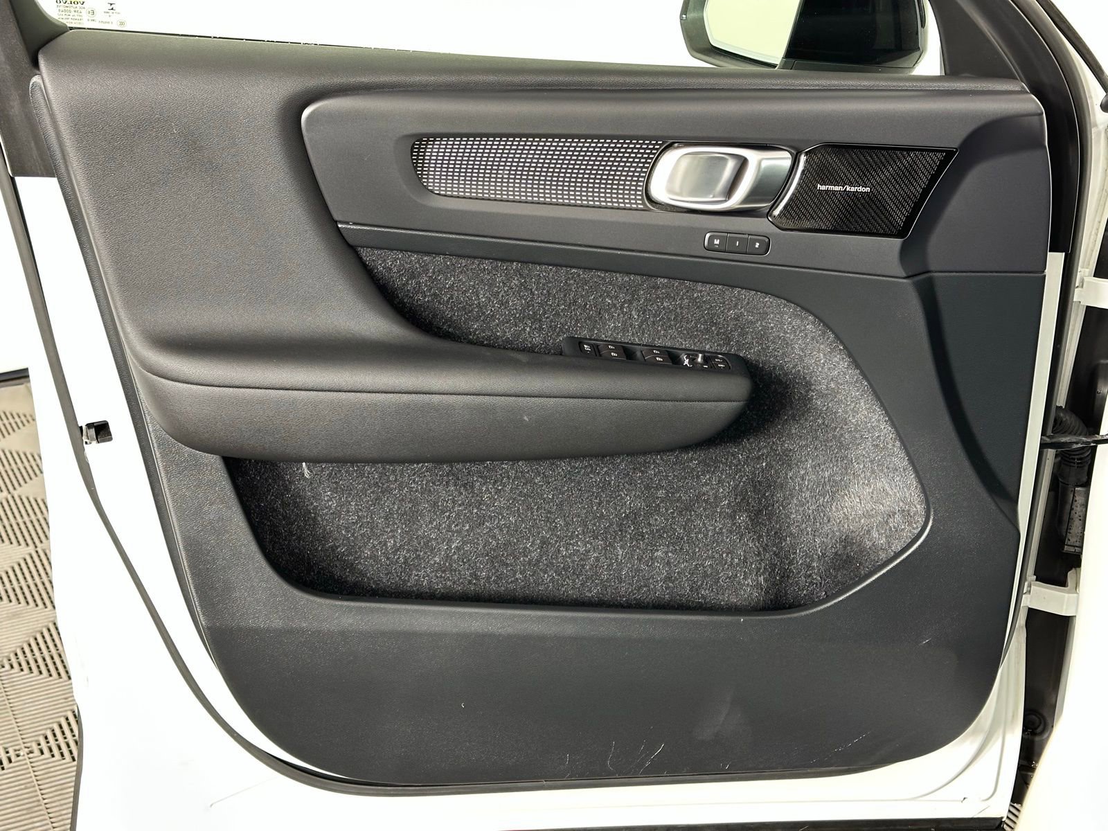 Used 2019 Volvo XC40 T5 R-Design image 39