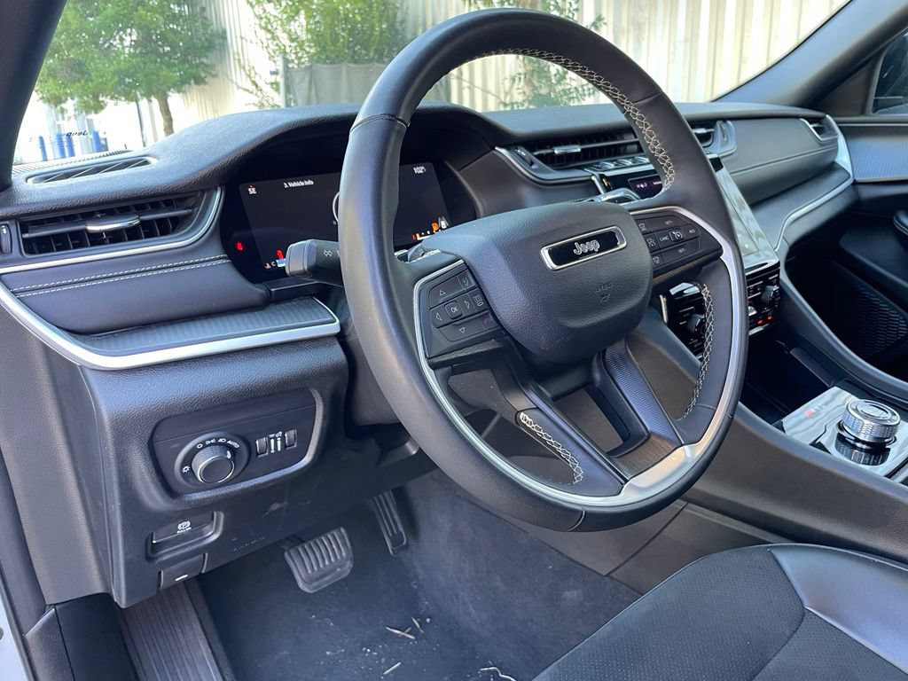 Used 2025 Jeep Grand Cherokee Altitude AWD/4WD image 10