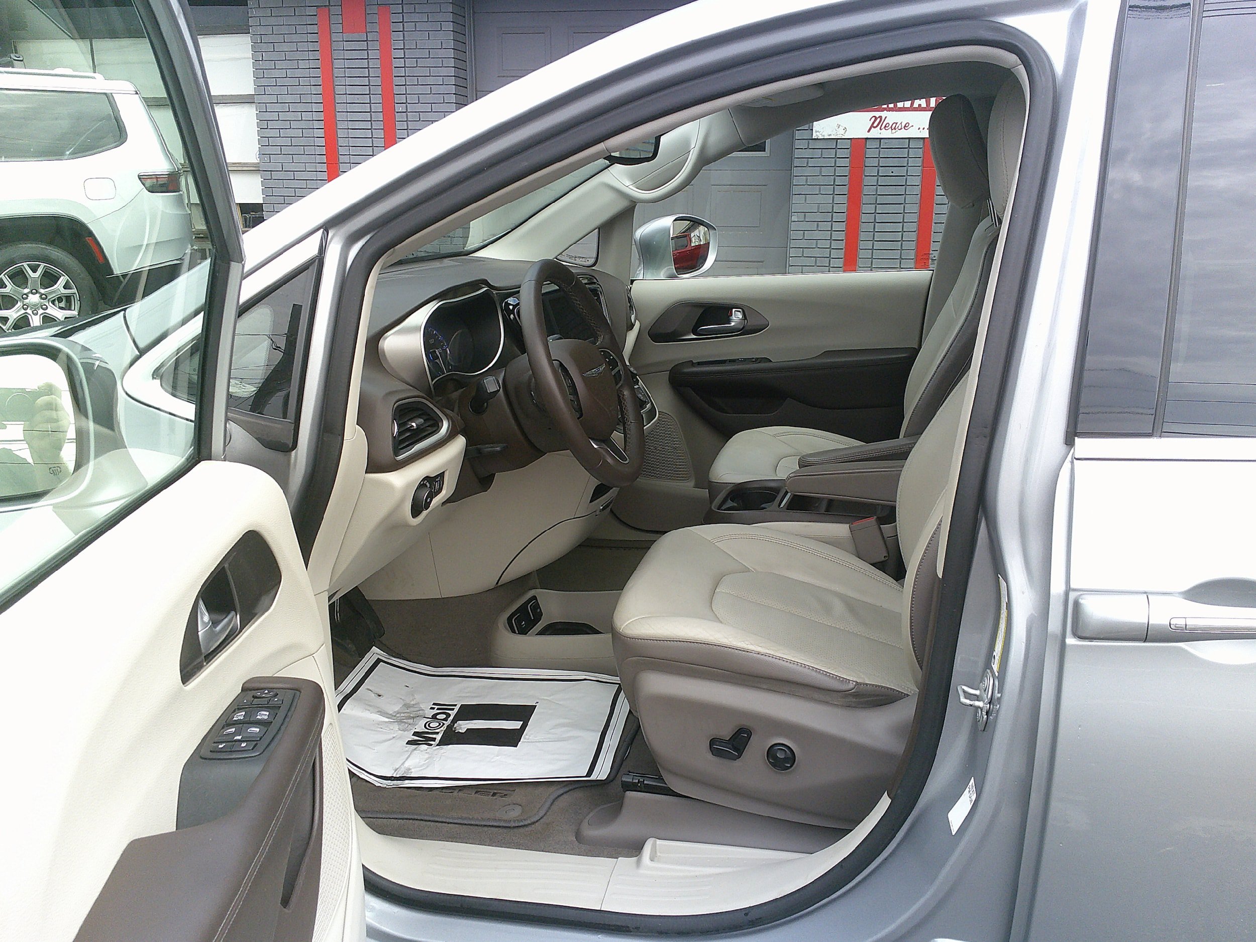 Used 2018 Chrysler Pacifica Touring-L FWD image 14