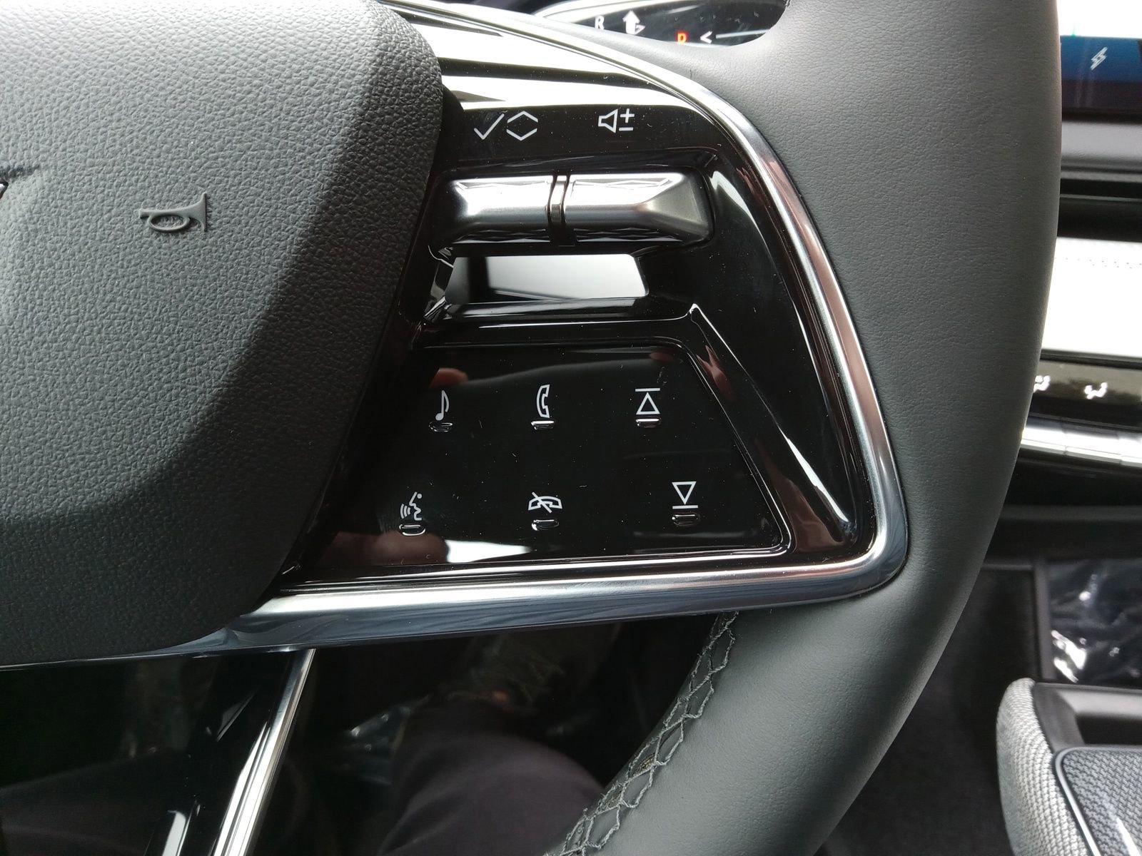 New 2025 Cadillac Optiq Luxury 2 w/ LPO, ONYX Package image 22