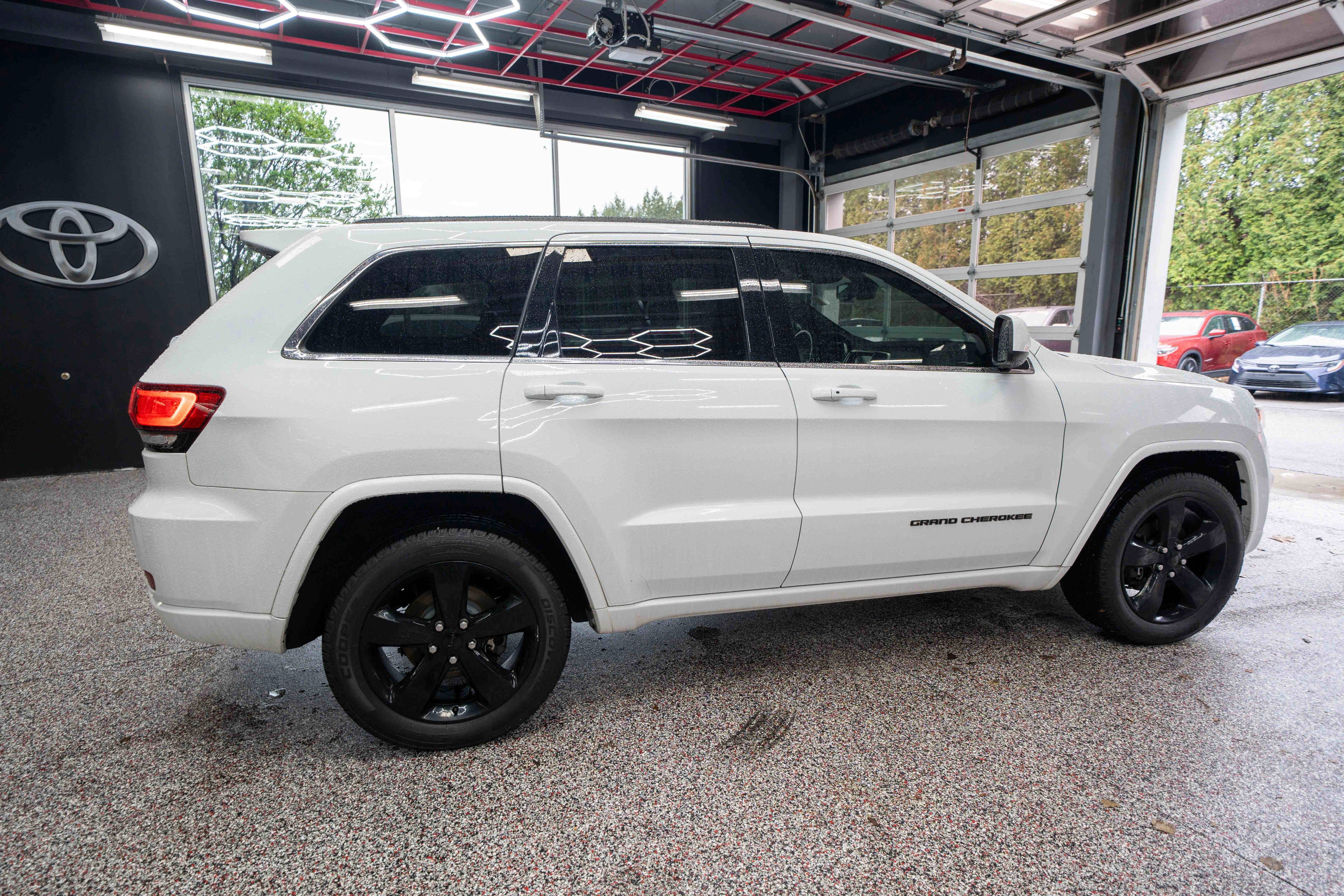 Used 2015 Jeep Grand Cherokee Altitude image 4