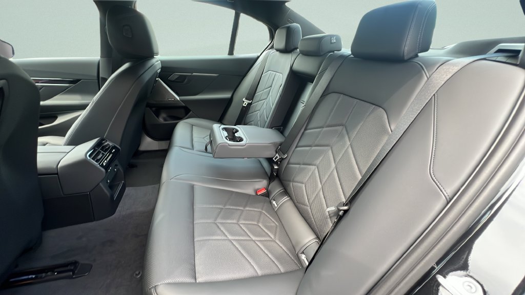 New 2027 BMW 550e xDrive AWD/4WD image 9