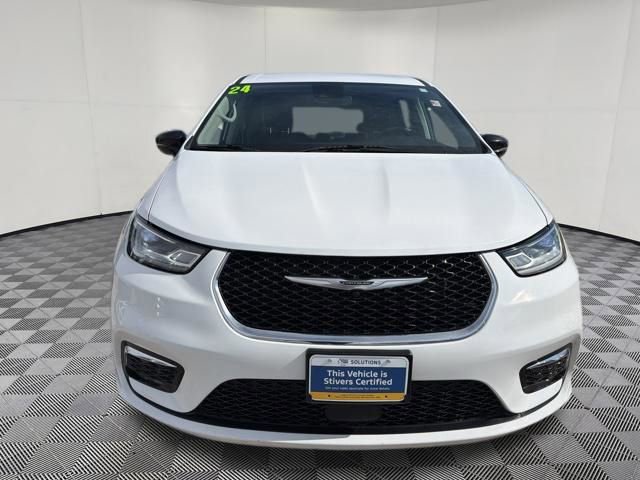 Used 2024 Chrysler Pacifica Touring-L image 14