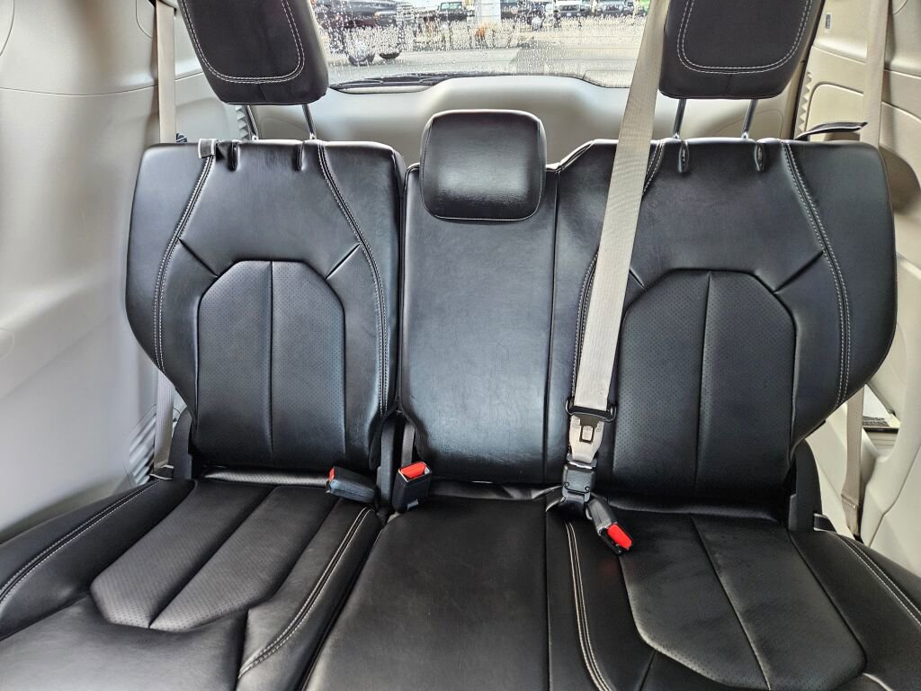 Used 2024 Chrysler Pacifica Touring-L image 17