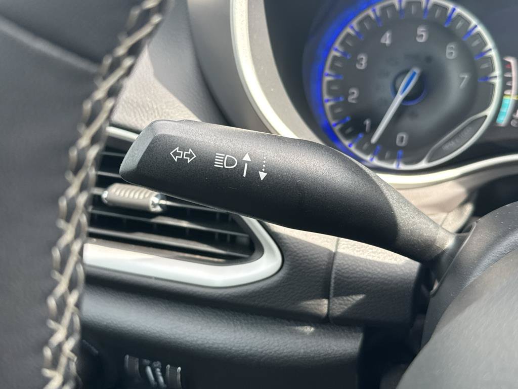 Used 2025 Chrysler Pacifica Select FWD image 10