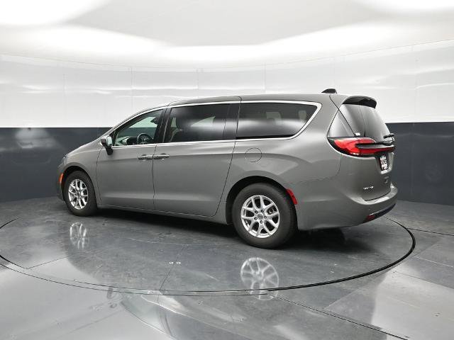 Used 2023 Chrysler Pacifica Touring-L image 7