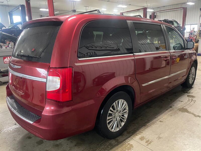Used 2015 Chrysler Town & Country Touring-L FWD image 6