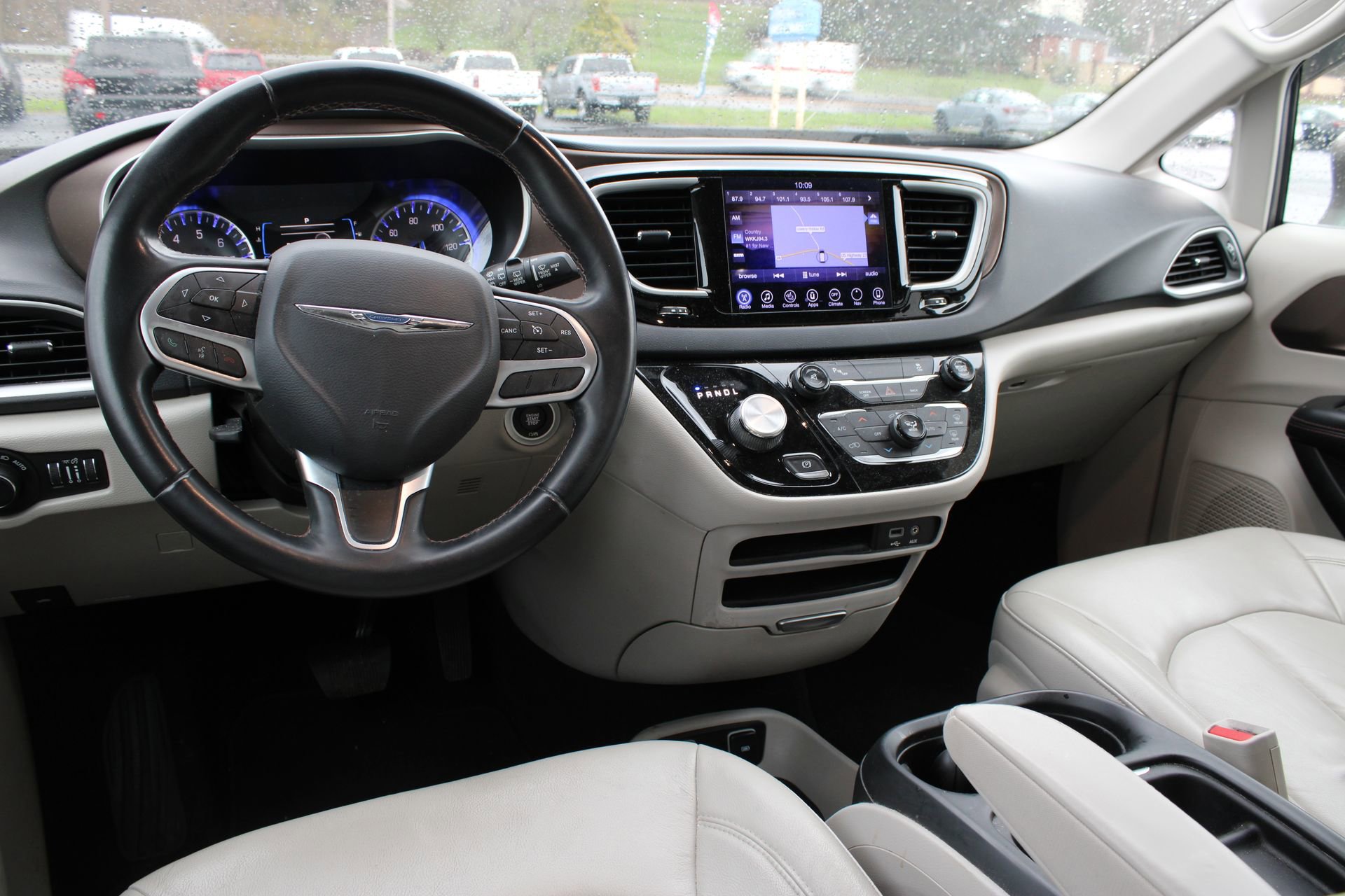 Used 2017 Chrysler Pacifica Touring-L image 24
