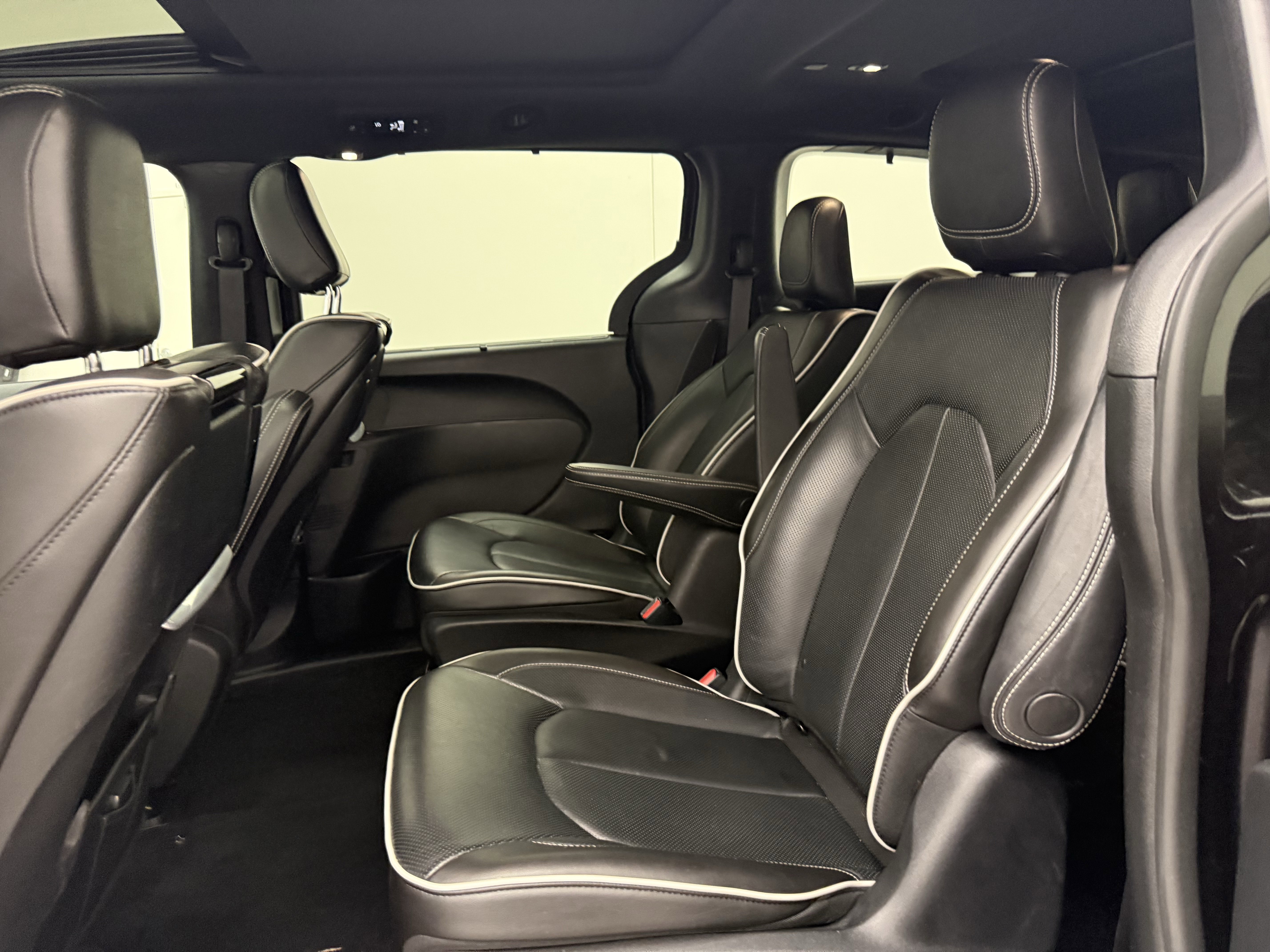 Used 2020 Chrysler Pacifica Limited w/ Advanced Safetytec Group FWD image 25
