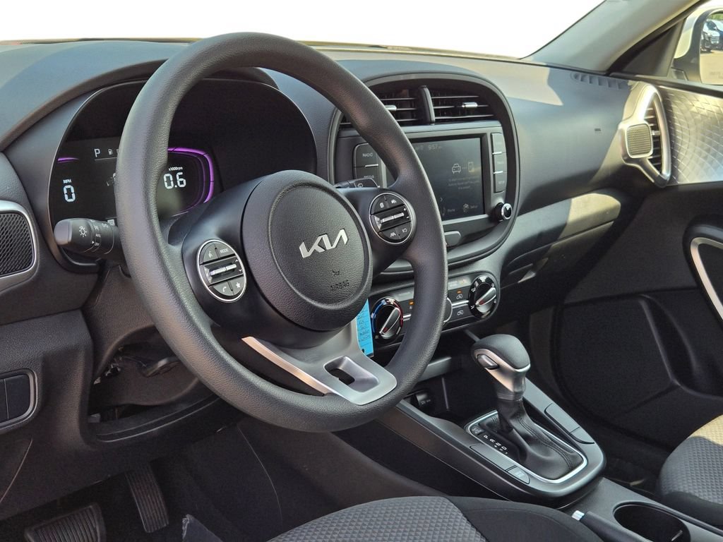 Certified 2025 Kia Soul LX w/ LX Technology Package FWD image 16