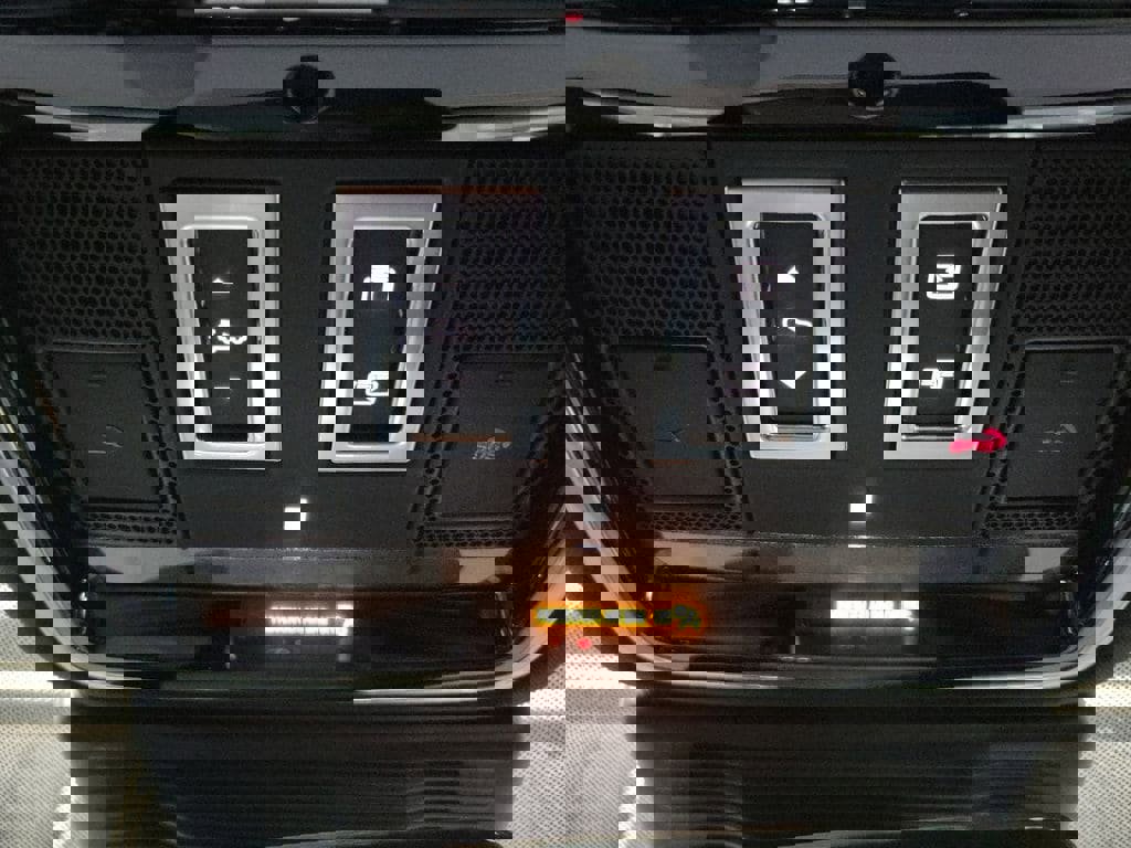 New 2026 Land Rover Range Rover Velar Dynamic SE image 21