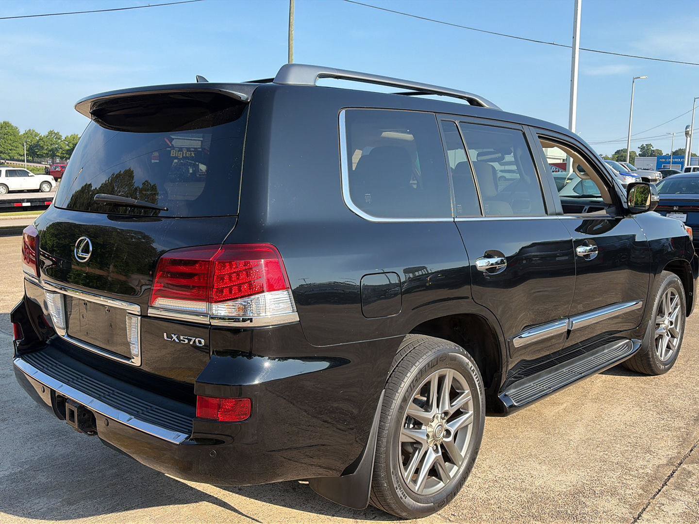 Used 2013 Lexus LX 570 4WD w/ Luxury Pkg image 2