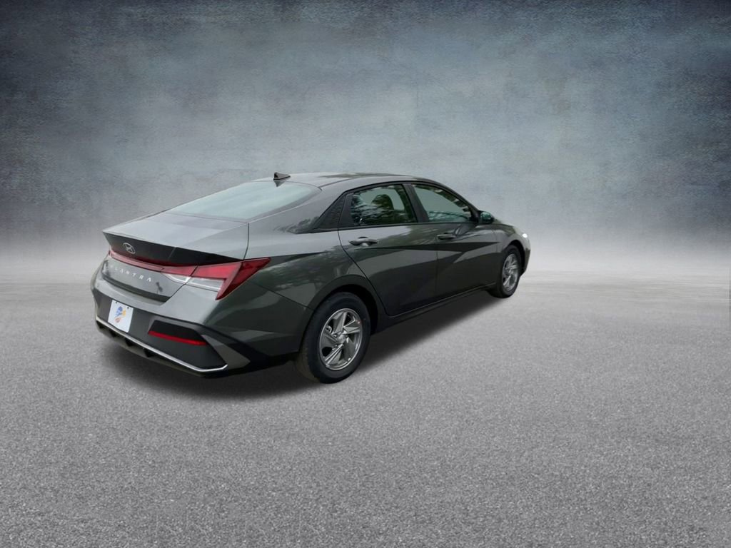 Used 2025 Hyundai Elantra SE image 23