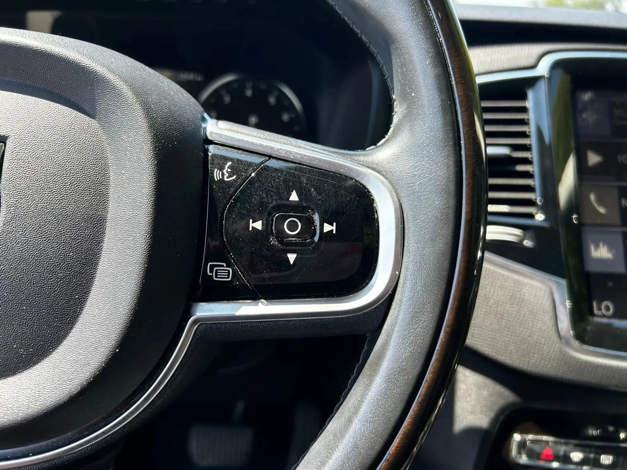 Used 2016 Volvo XC90 T6 Momentum w/ Momentum Plus Package AWD/4WD image 15