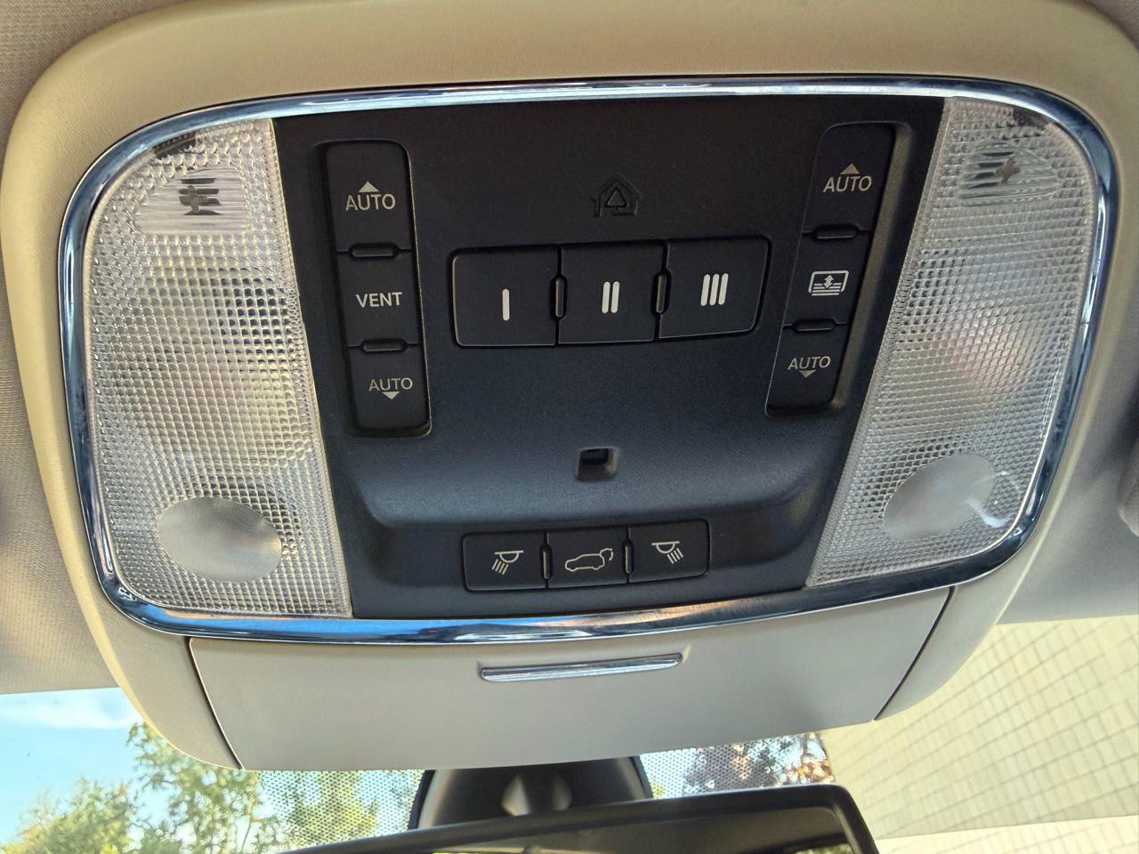 Used 2012 Jeep Grand Cherokee SRT8 w/ Luxury Group II AWD/4WD image 25