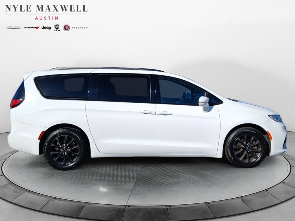 Used 2021 Chrysler Pacifica Touring-L w/ Uconnect Theater Family Group FWD image 17