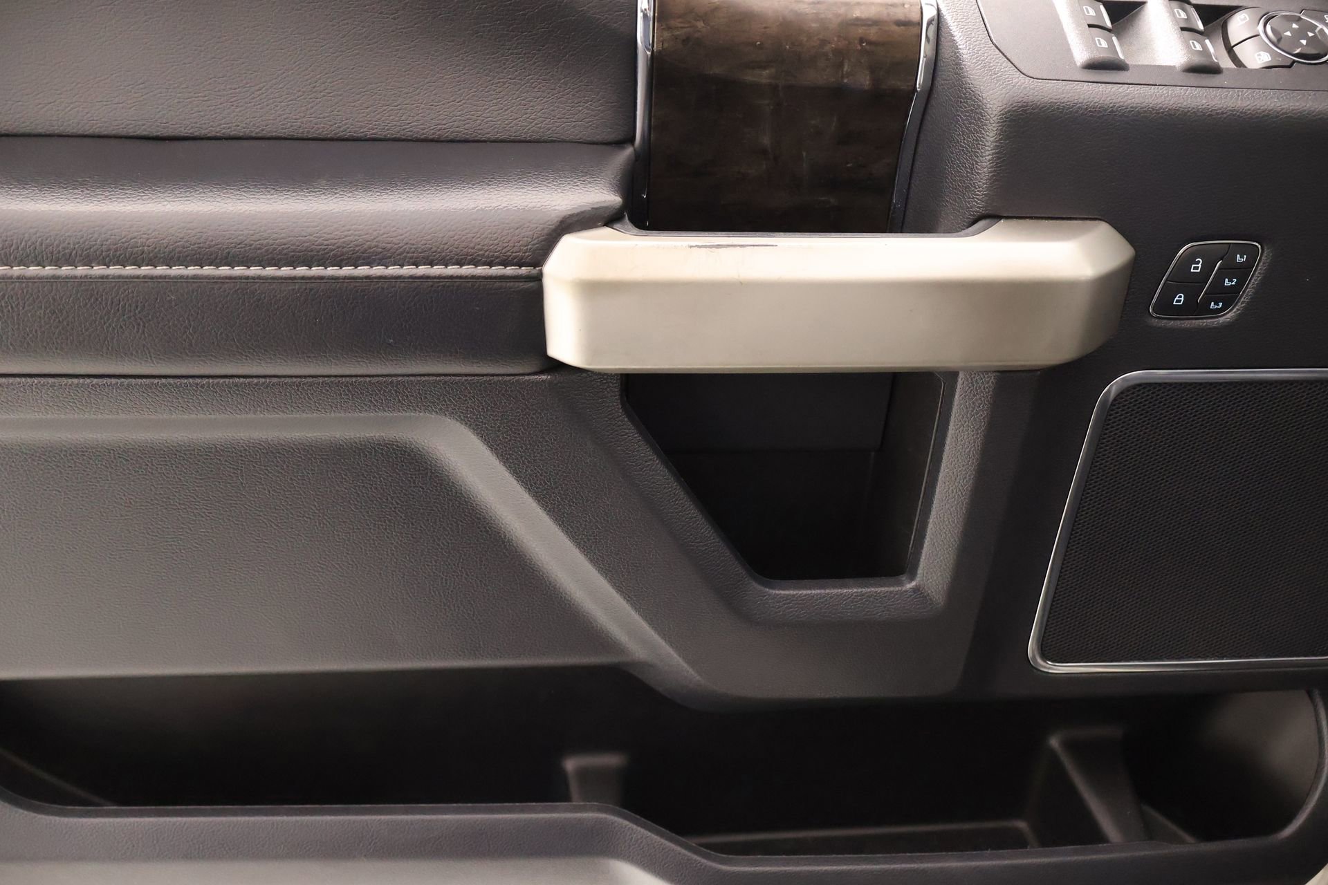 Used 2022 Ford F250 Lariat w/ Black Appearance Package image 17