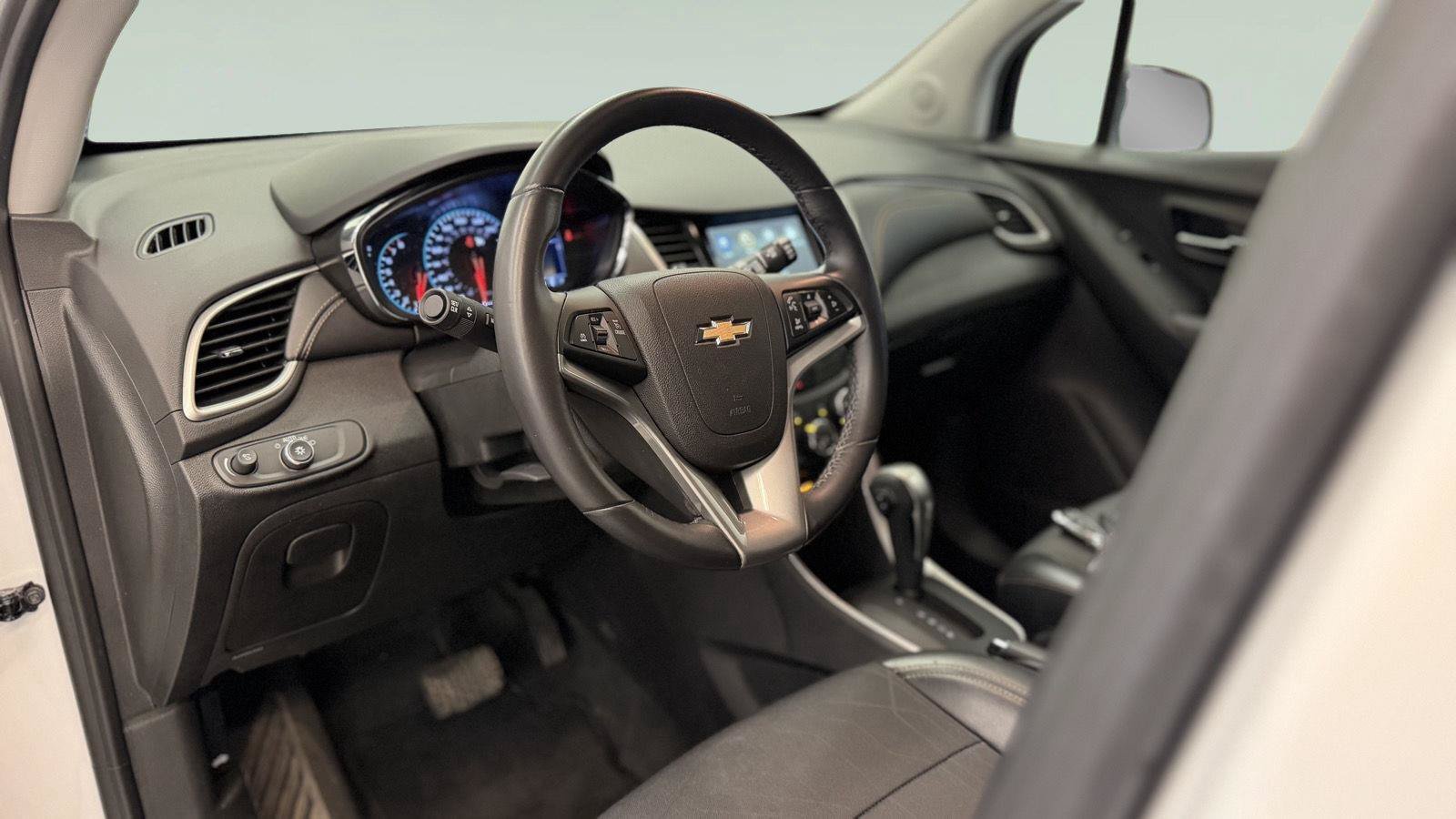 Used 2019 Chevrolet Trax LT w/ LT Convenience Package FWD image 20