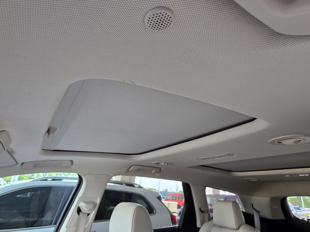 Used 2022 Buick Enclave Avenir w/ Avenir Technology Package FWD image 8