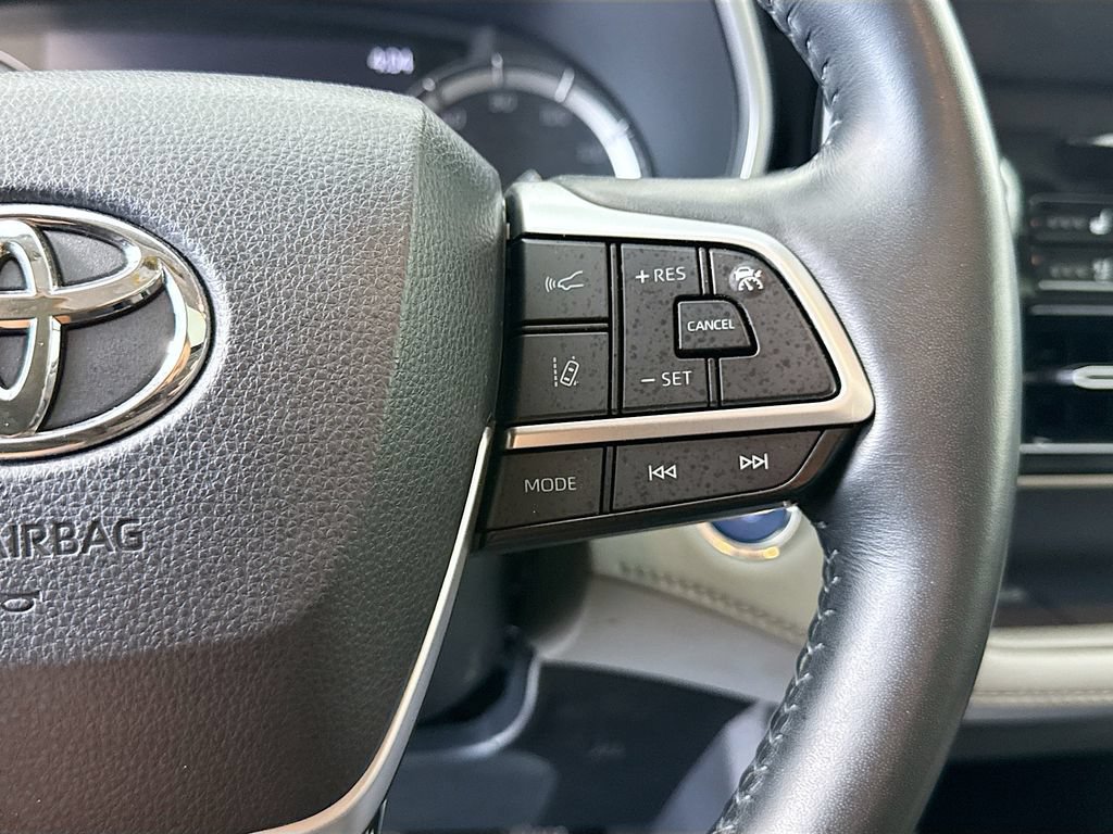Used 2022 Toyota Highlander Limited FWD image 12