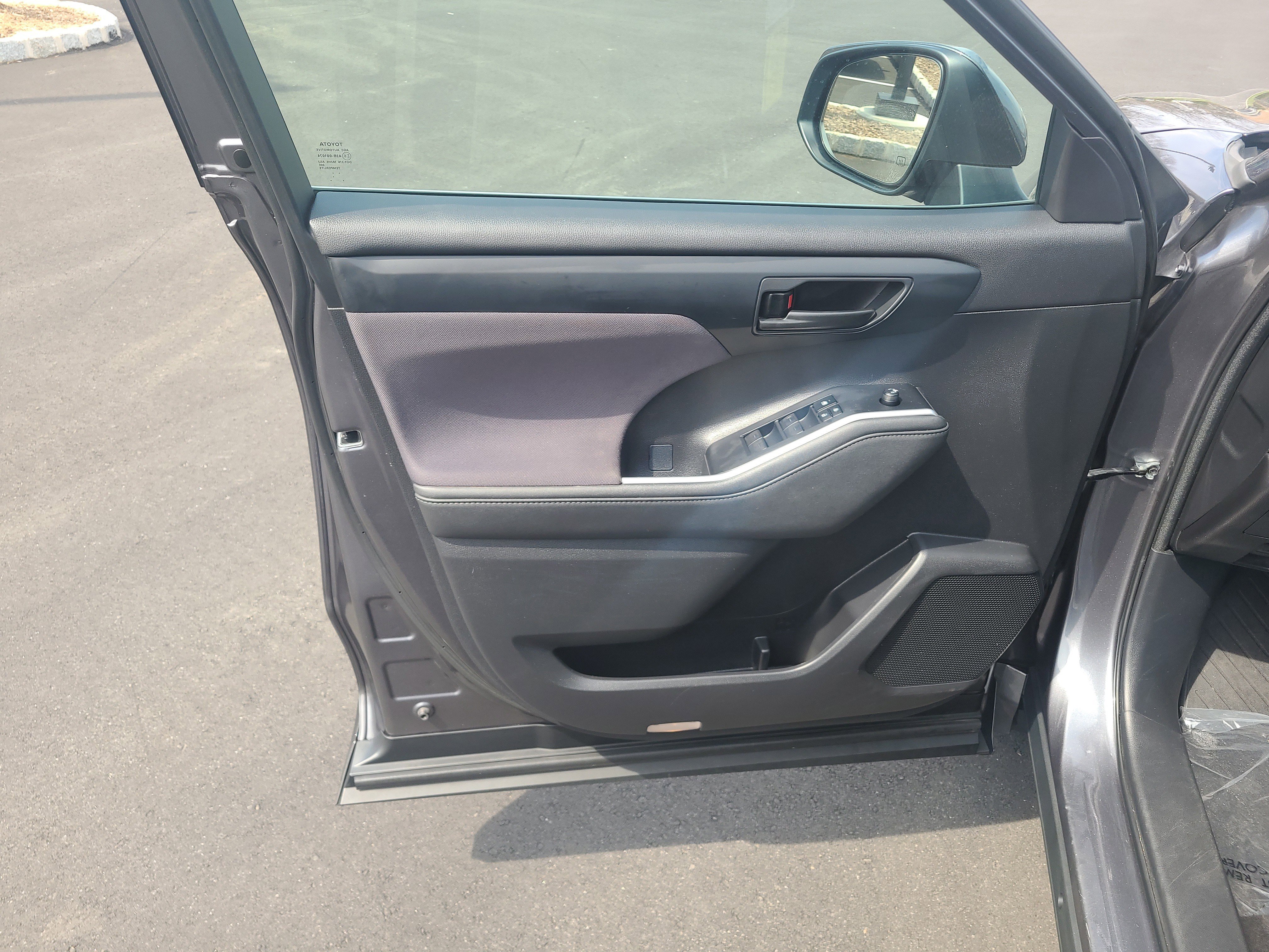 Used 2023 Toyota Highlander L AWD/4WD image 15