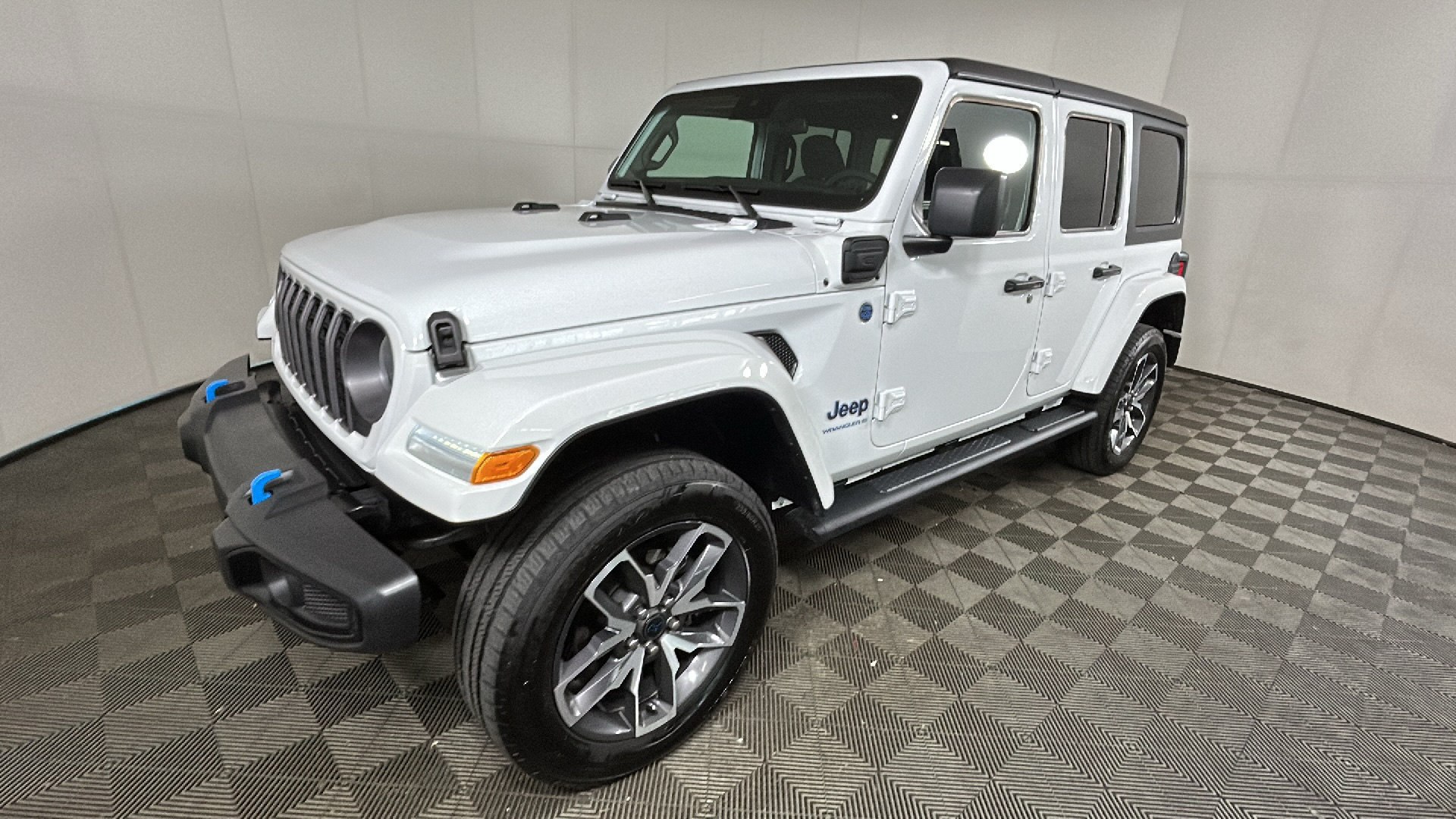 Used 2024 Jeep Wrangler Unlimited w/ Convenience Group AWD/4WD image 8