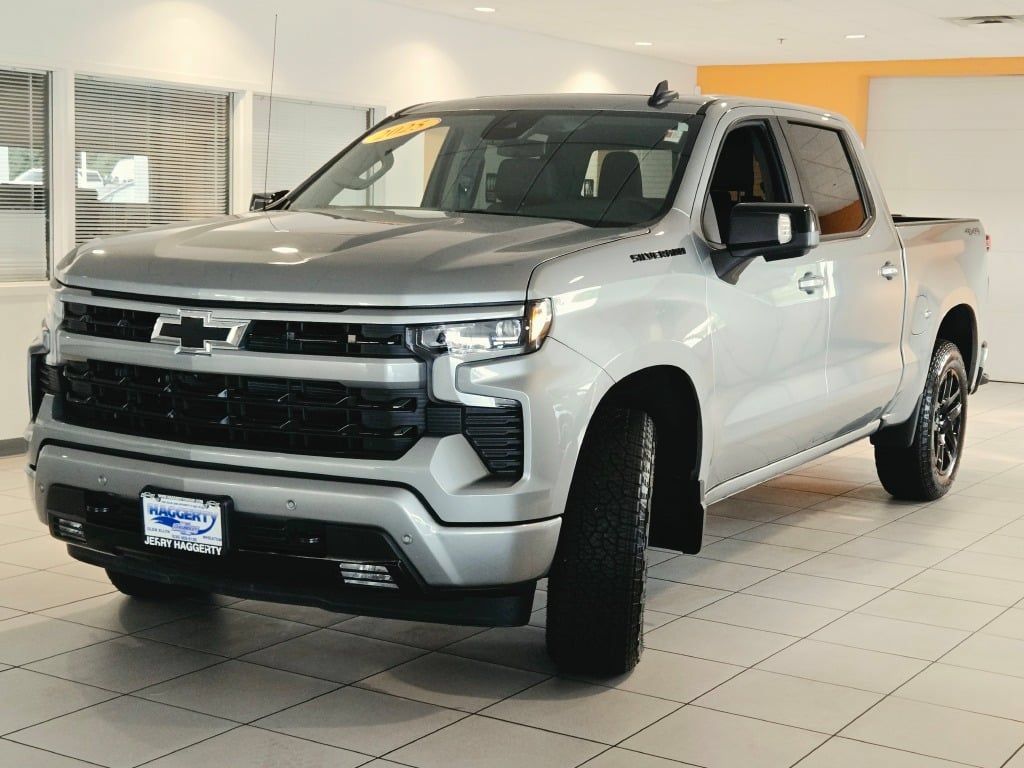 Used 2025 Chevrolet Silverado 1500 RST w/ Dark Appearance Package AWD/4WD image 4