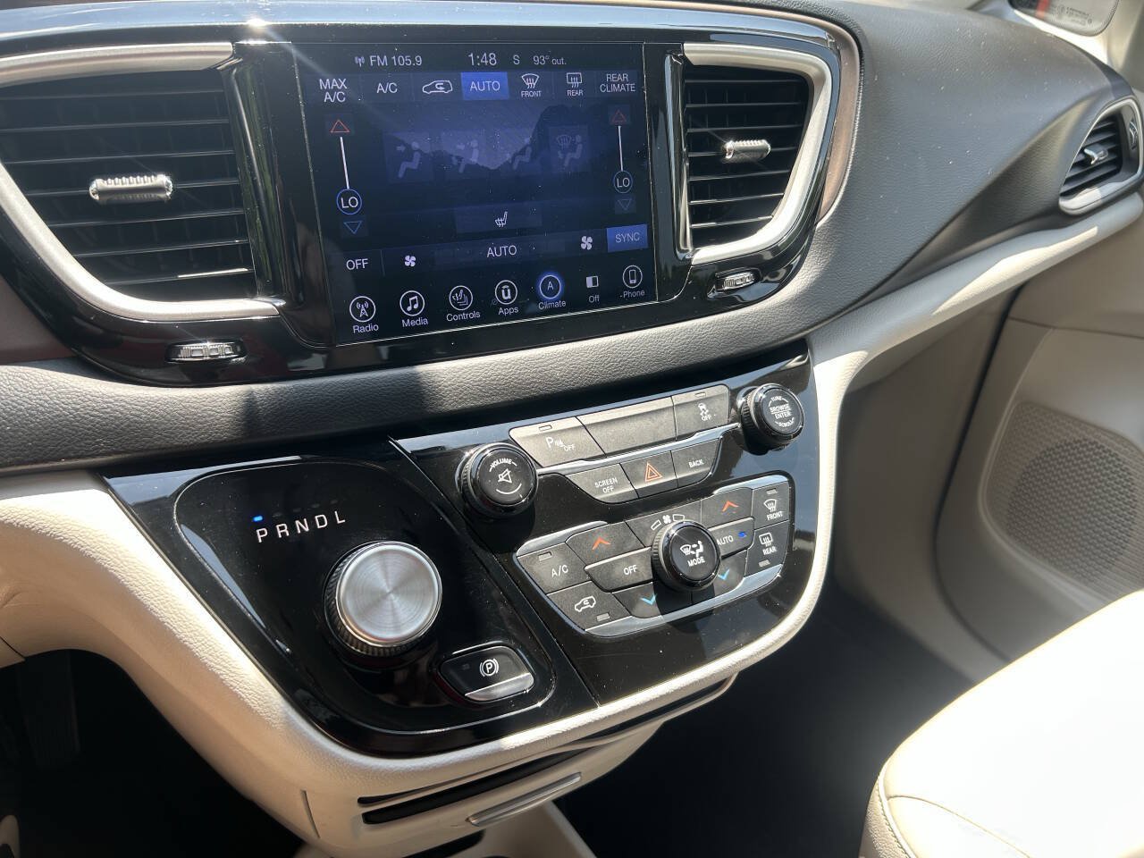 Used 2017 Chrysler Pacifica Touring-L FWD image 16