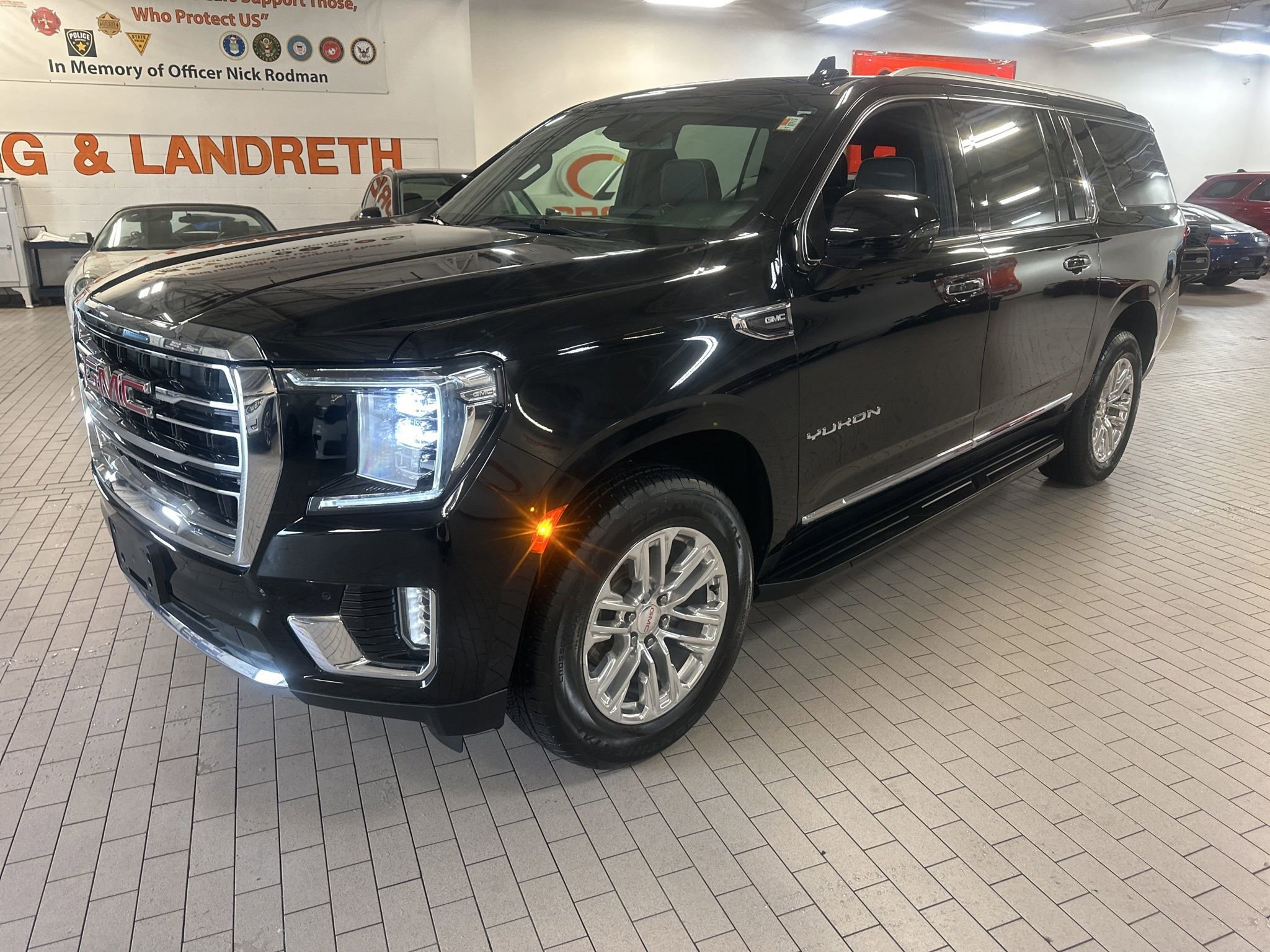 Used 2023 GMC Yukon XL SLT w/ SLT Premium Package AWD/4WD image 7