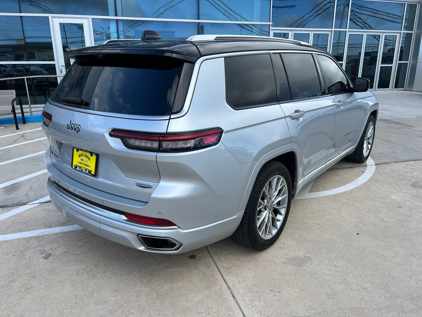 Used 2023 Jeep Grand Cherokee L Summit w/ Advanced Protech Group IV AWD/4WD image 2