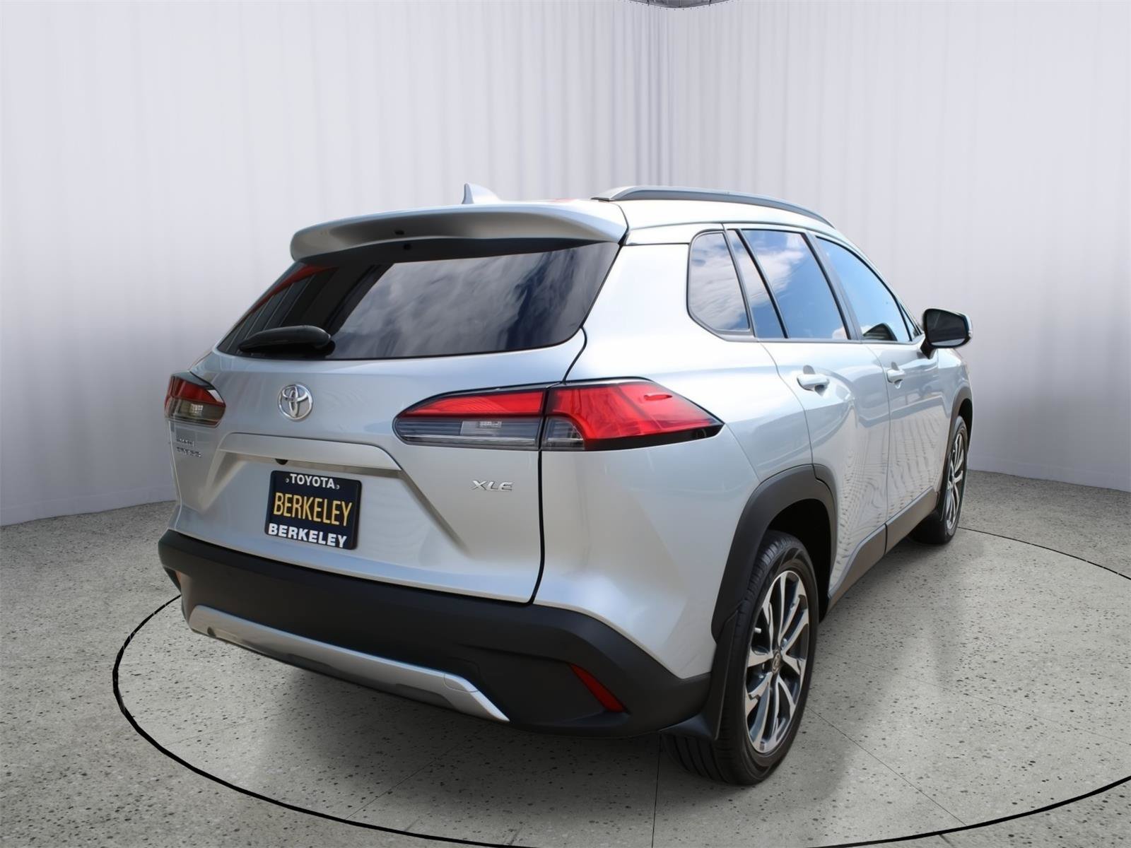 Used 2022 Toyota Corolla Cross XLE w/ Convenience Package FWD image 8
