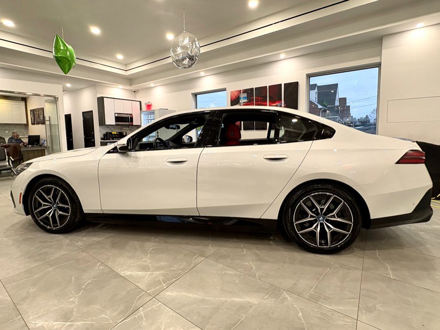 Used 2025 BMW i5 xDrive40 w/ M Sport Package image 5