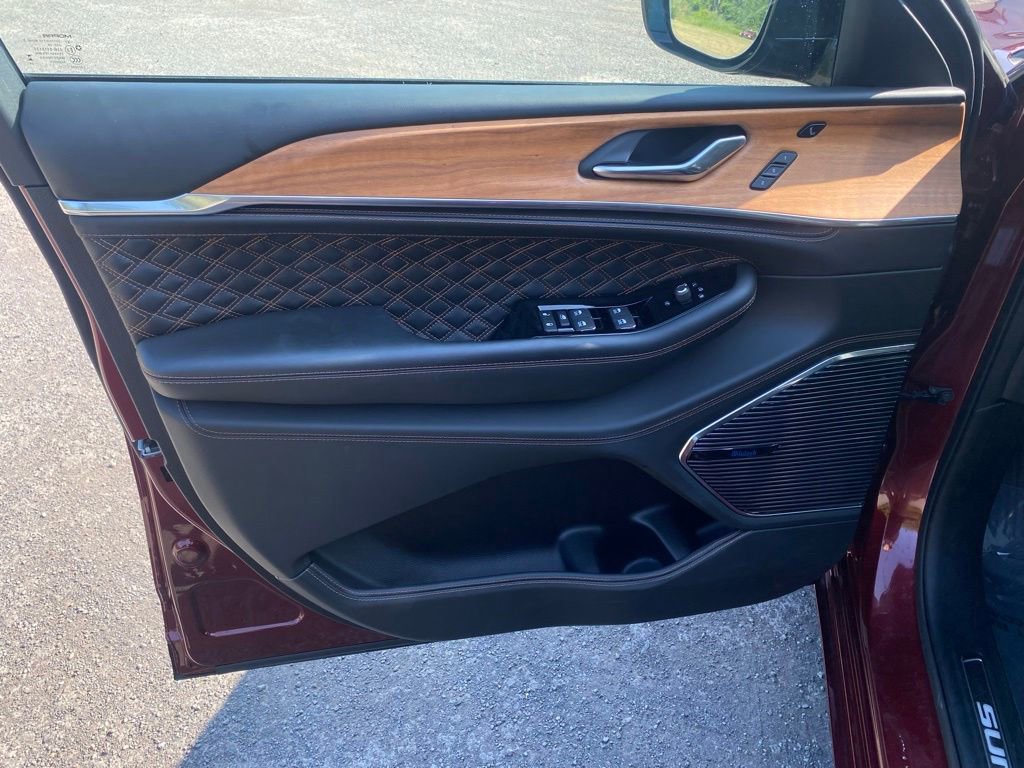 Used 2024 Jeep Grand Cherokee Summit image 9