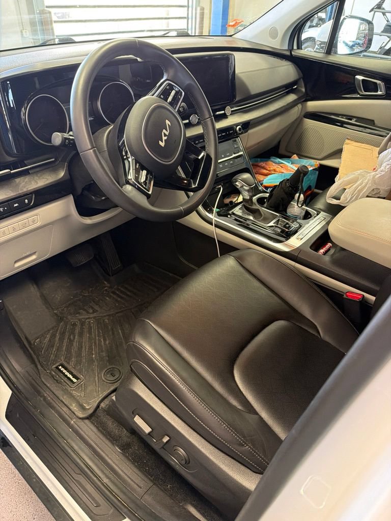 Used 2024 Kia Carnival EX FWD image 1