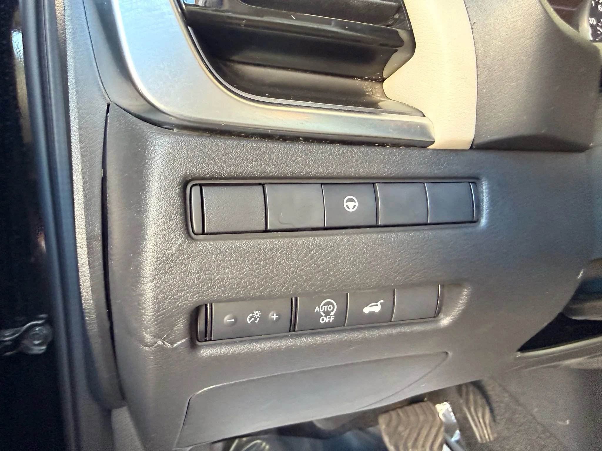 Used 2025 Nissan Rogue SV image 87