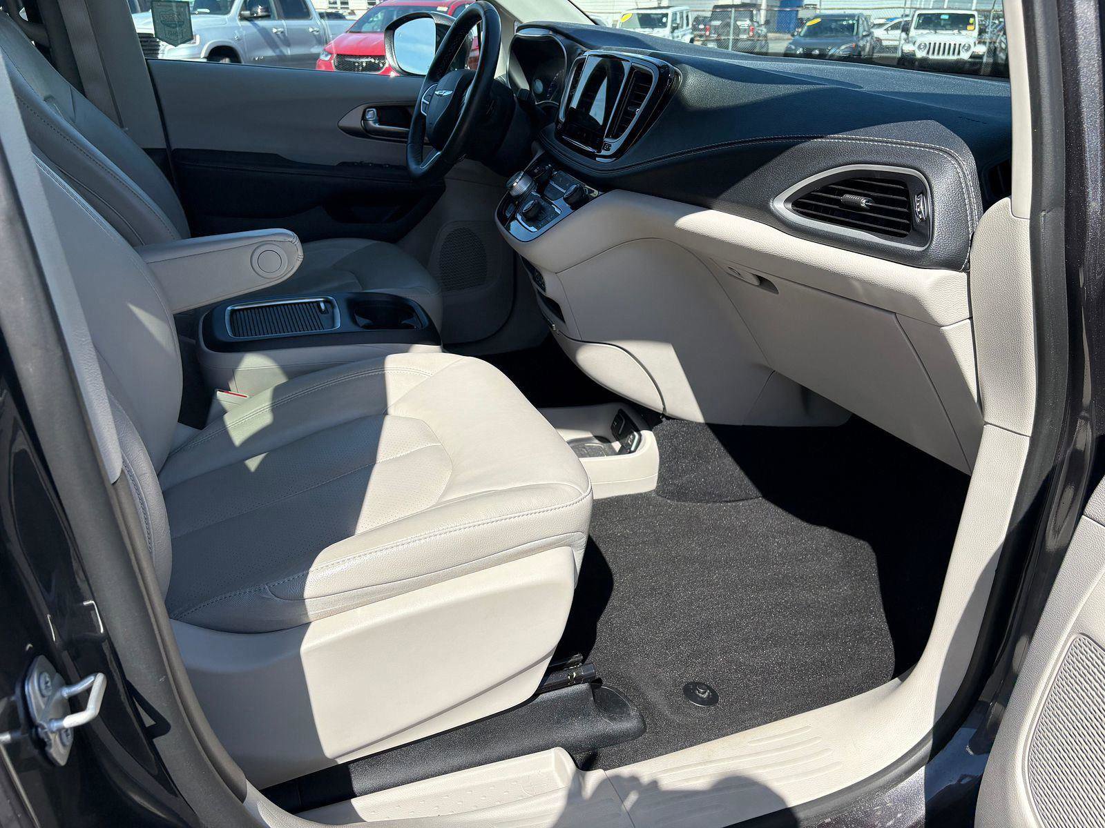 Used 2021 Chrysler Pacifica Touring-L image 10