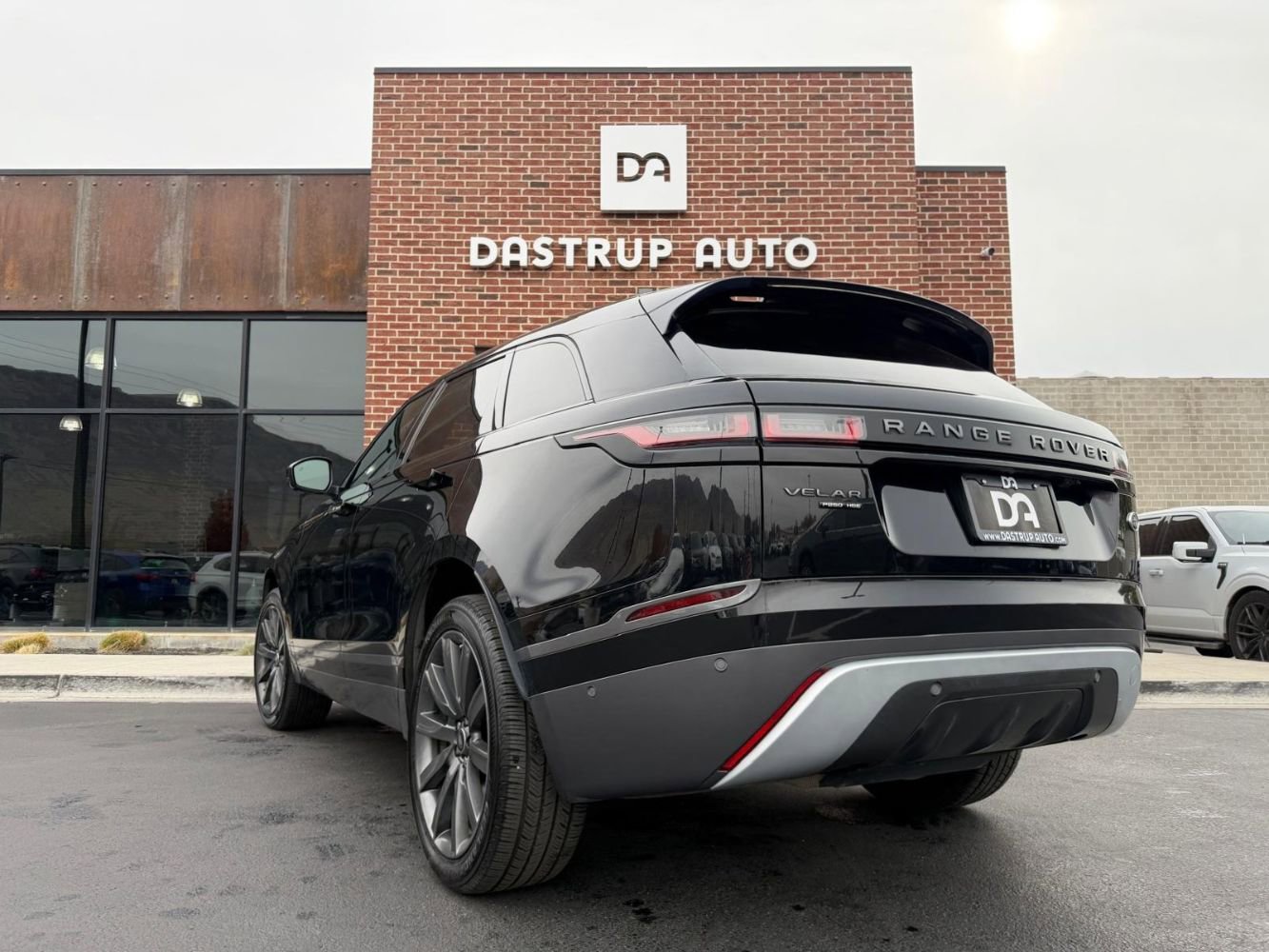 Used 2018 Land Rover Range Rover Velar R-Dynamic HSE image 4