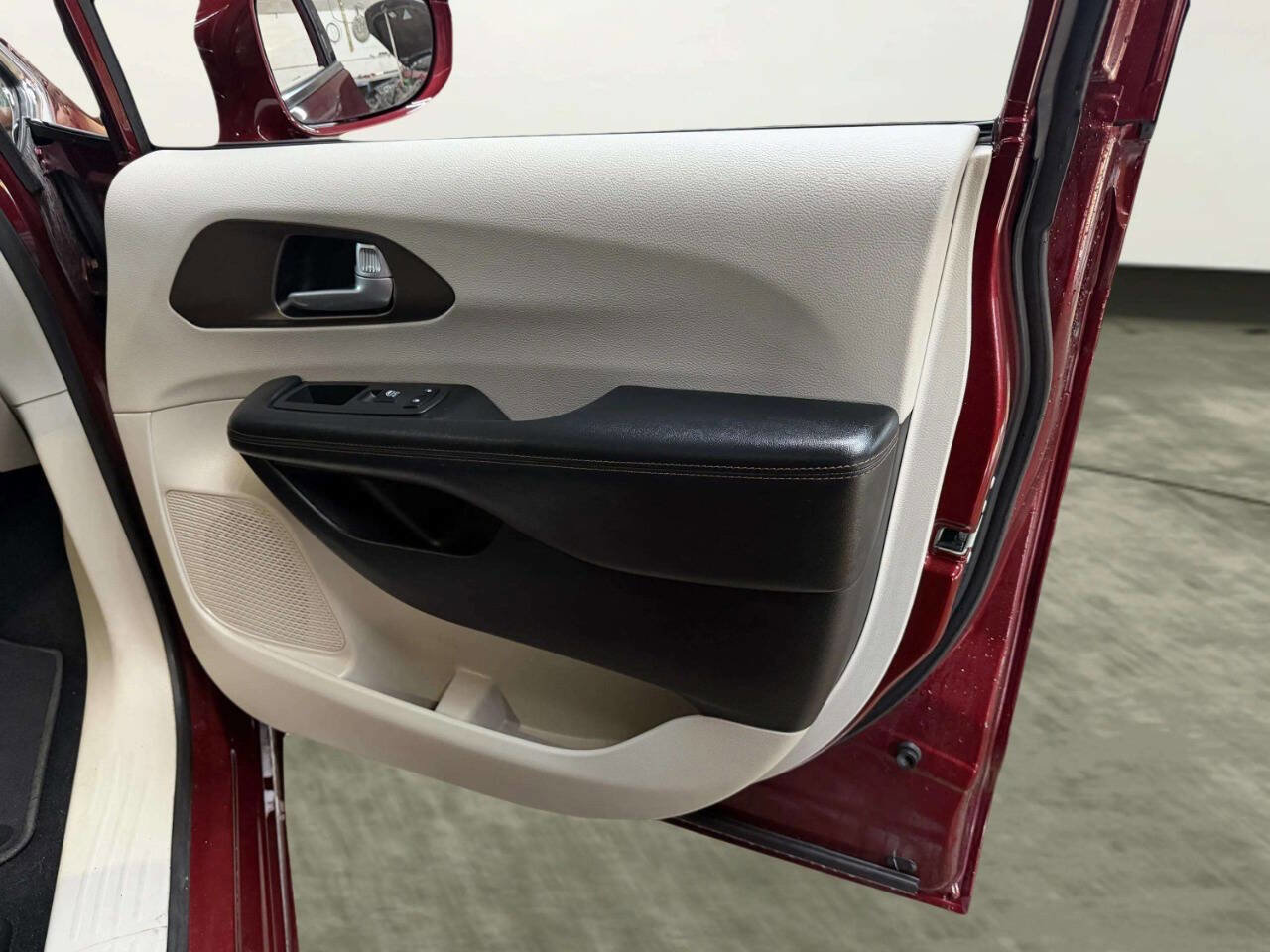 Used 2019 Chrysler Pacifica Touring Plus FWD image 25