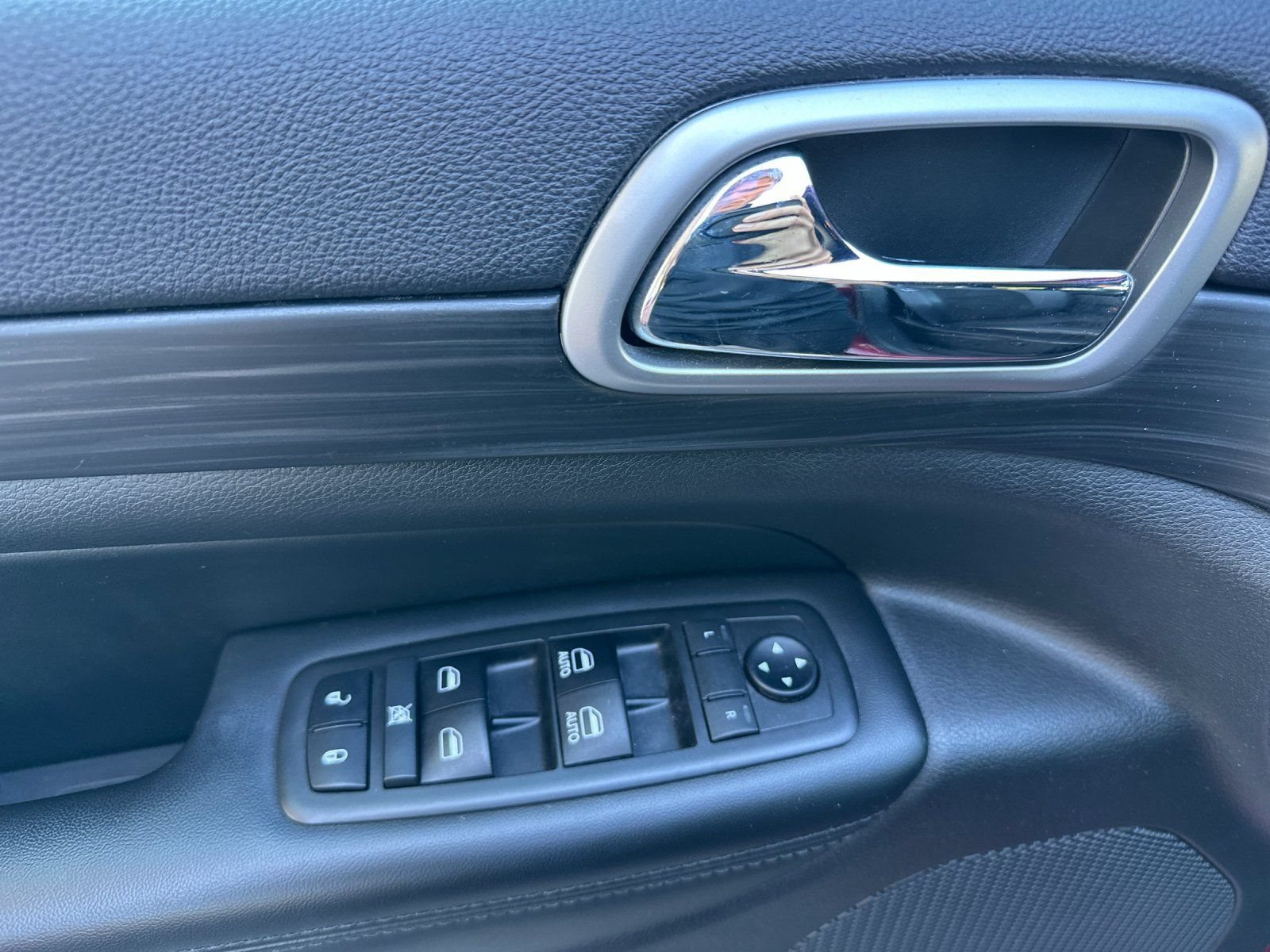 Used 2019 Jeep Grand Cherokee Altitude AWD/4WD image 11
