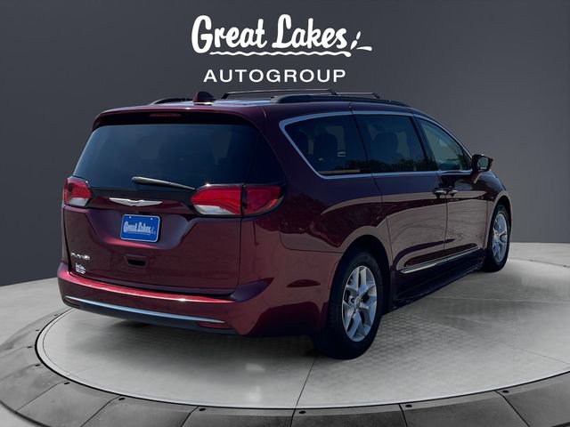 Used 2017 Chrysler Pacifica Touring-L w/ Tire & Wheel Group FWD image 5