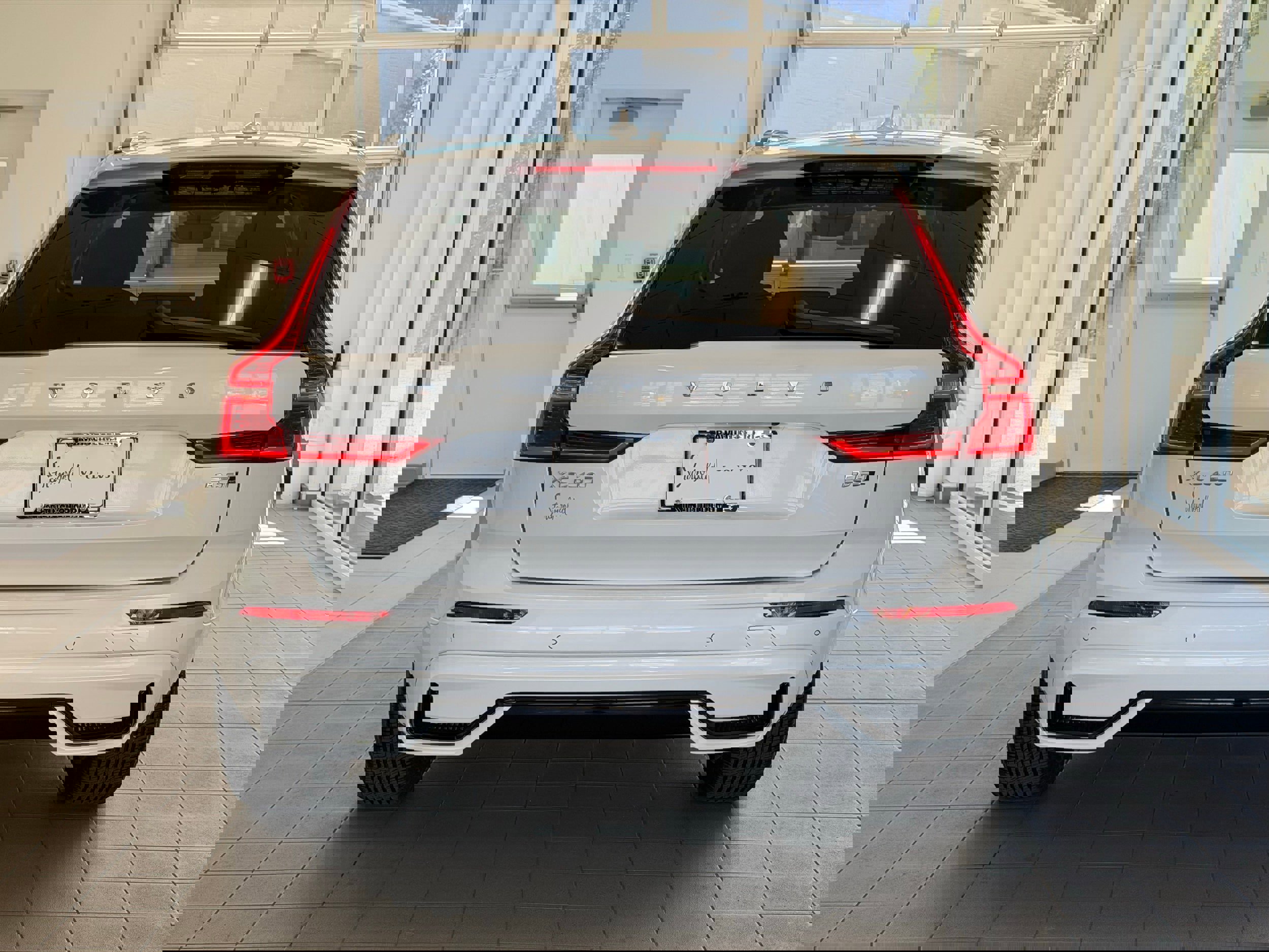 Certified 2025 Volvo XC60 B5 Core image 7