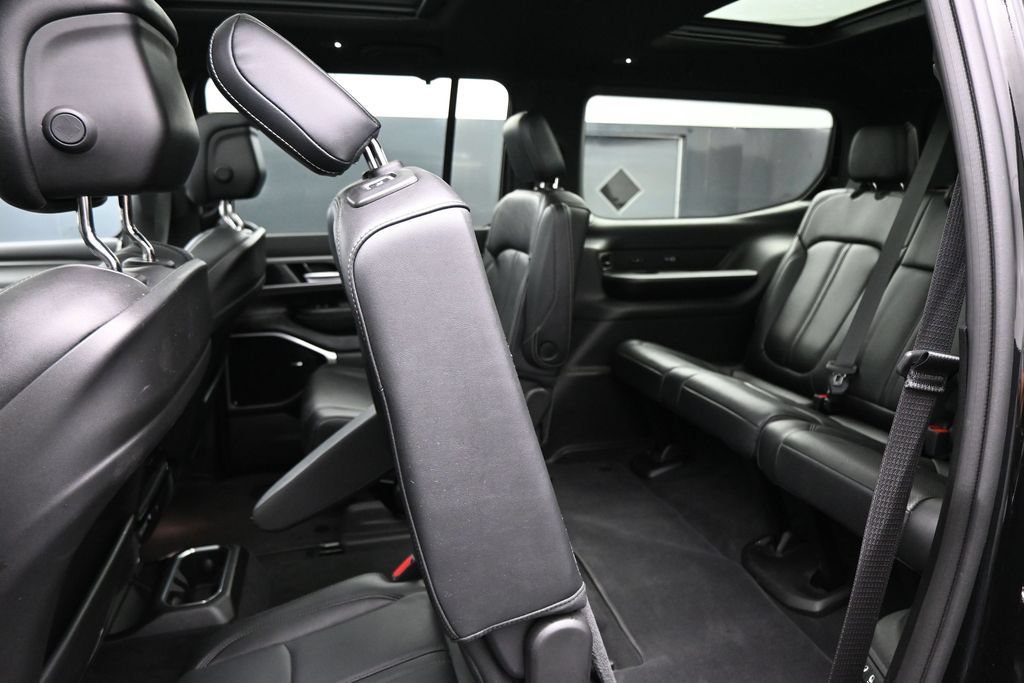 Used 2025 Jeep Wagoneer Series III w/ Premium Group I AWD/4WD image 28