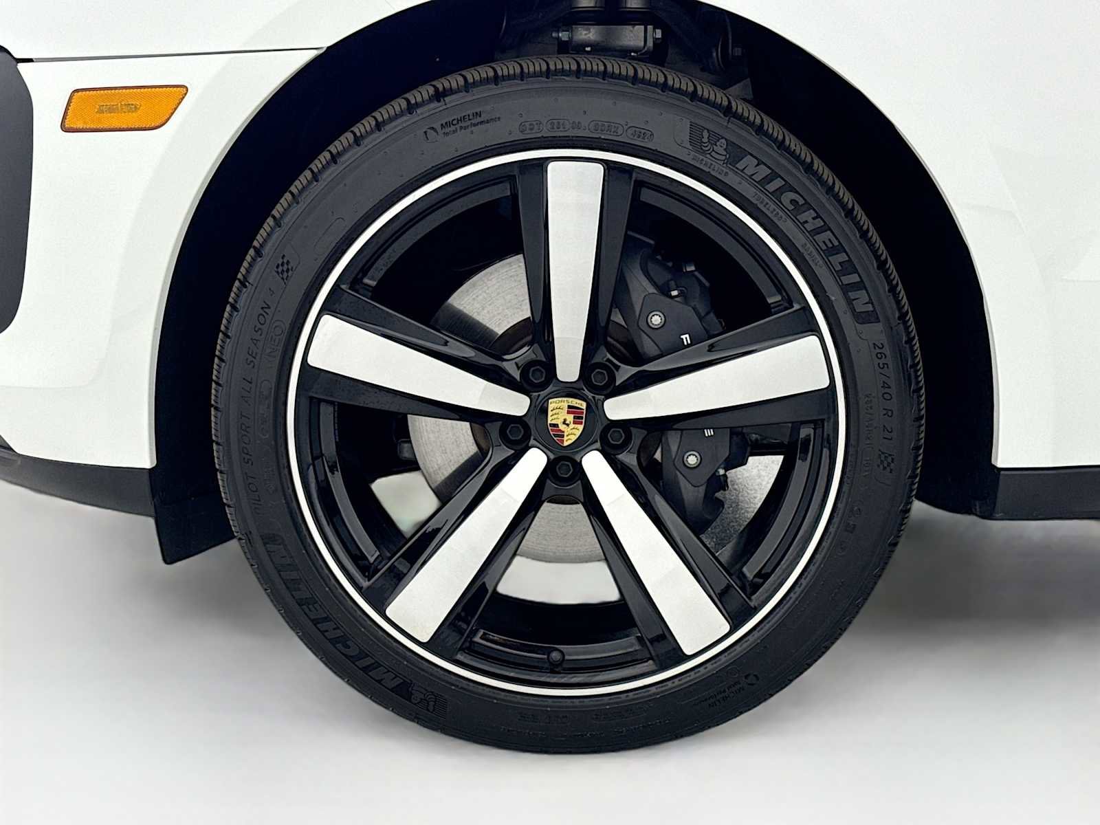 Certified 2025 Porsche Macan T image 33