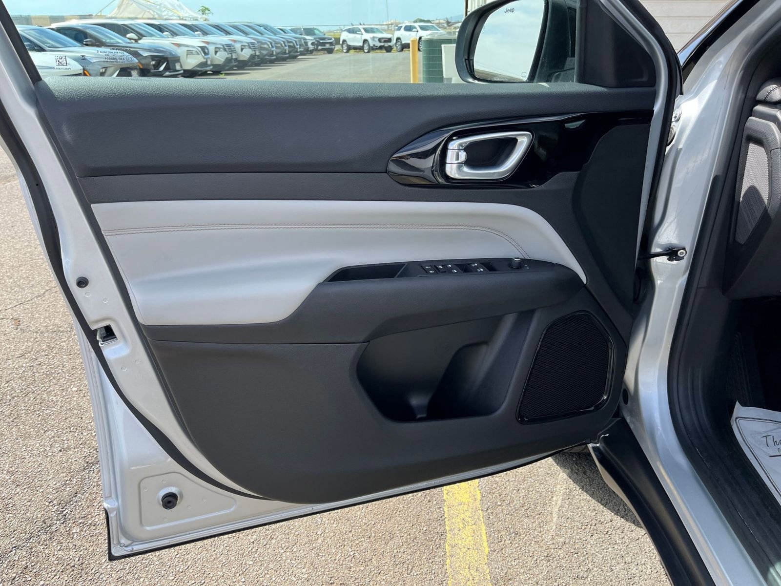 Used 2025 Jeep Compass Limited image 18