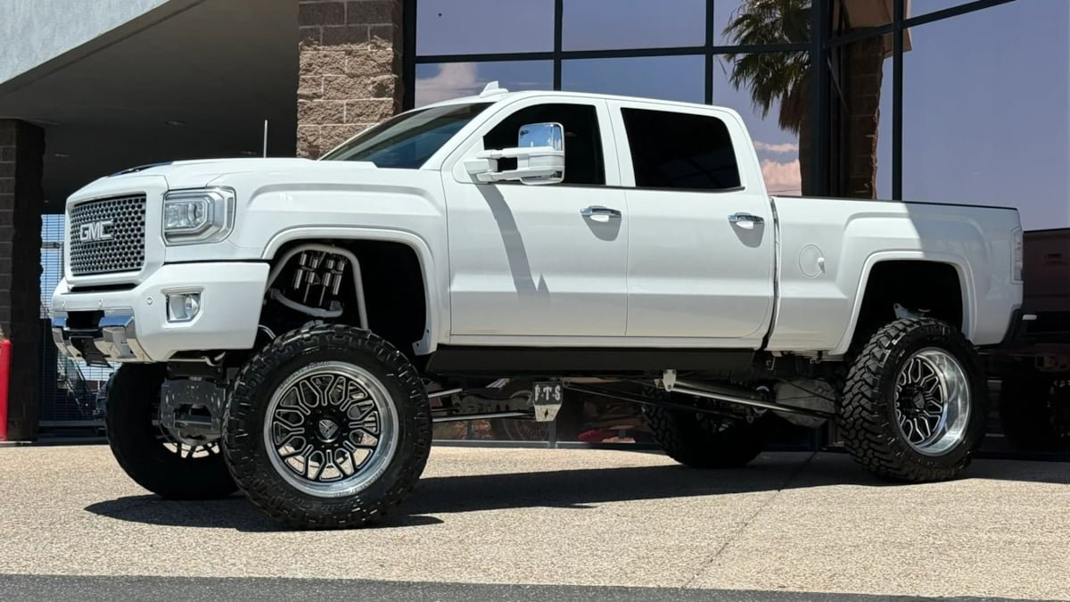 Used 2017 GMC Sierra 3500 Denali w/ Duramax Plus Package AWD/4WD image 3