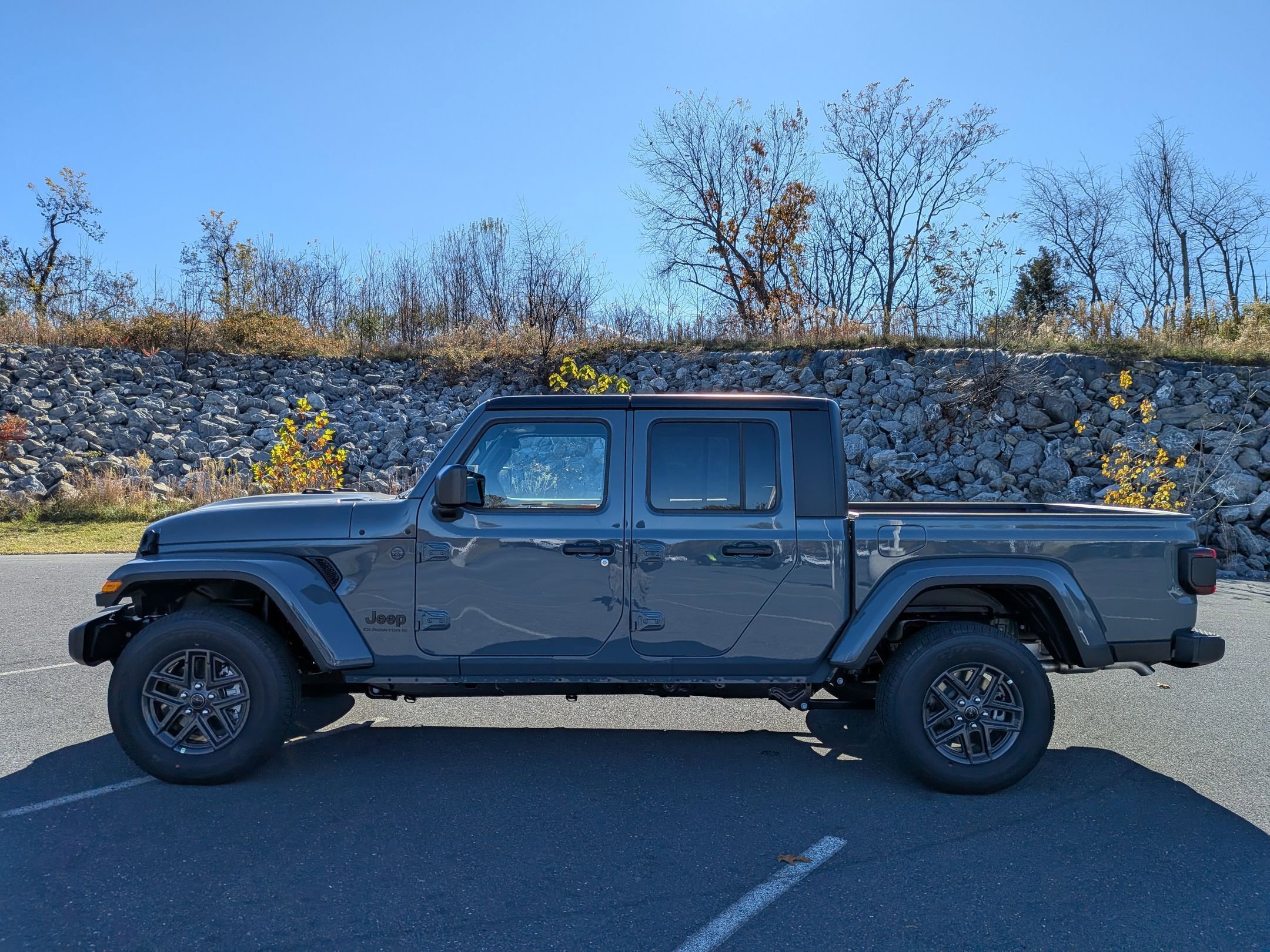 New 2025 Jeep Gladiator Sport image 8