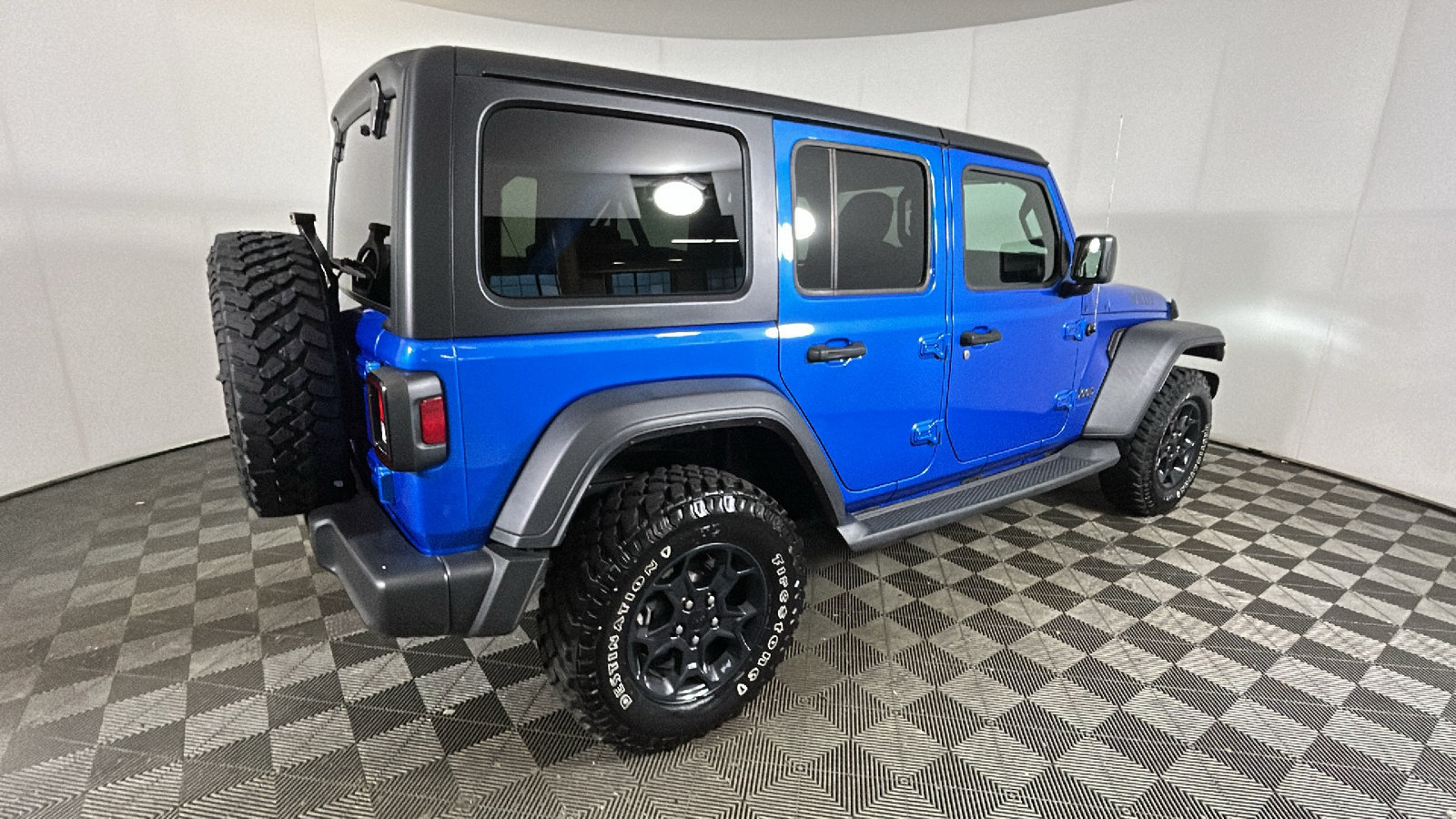 Used 2023 Jeep Wrangler Unlimited w/ Cold Weather Group AWD/4WD image 3