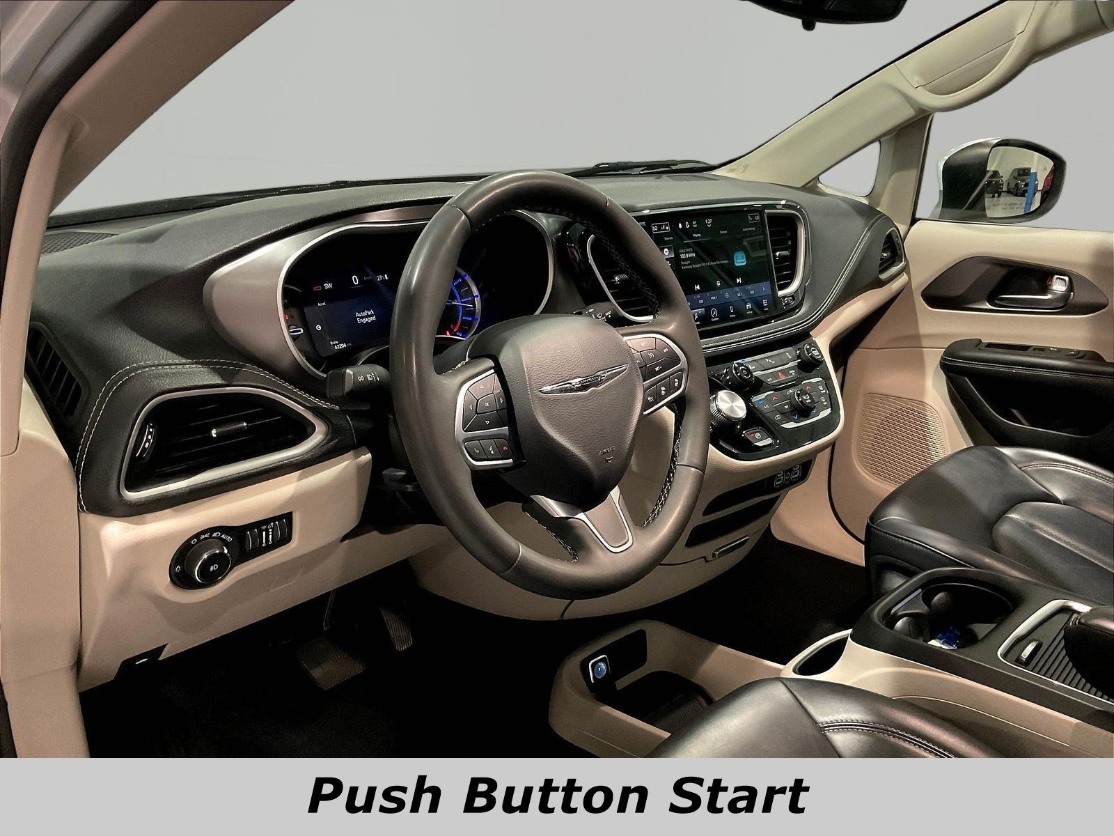 Used 2023 Chrysler Pacifica Touring-L FWD image 15