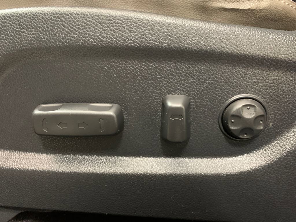 Used 2017 Hyundai Santa Fe SE w/ SE Ultimate Tech Package 03 image 5