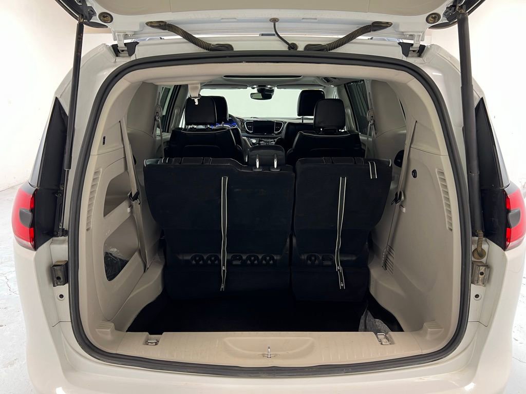 Used 2023 Chrysler Pacifica Limited image 32